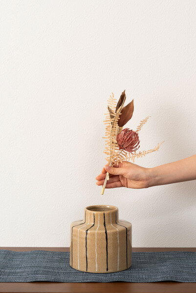 陶器製 フラワーベース 円形Sサイズ ベージュ ストライプ柄 花瓶 高さ14cm ドライフラワー シンプル 和モダン