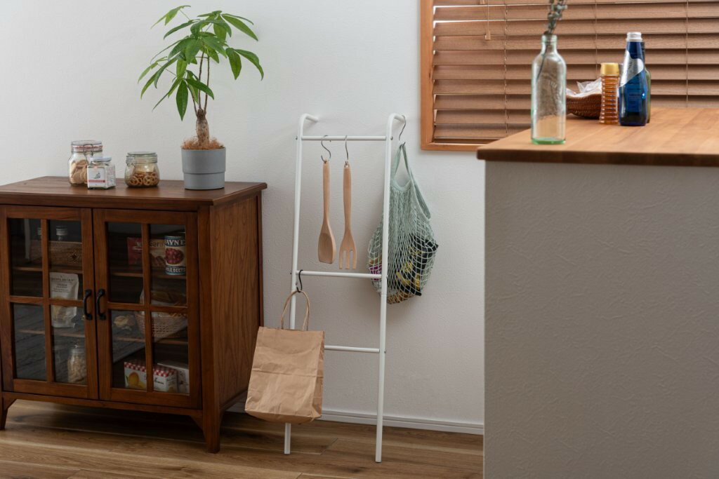 壁立て掛けハンガーラック 壁面収納 スリム 幅30 高さ100cm ホワイト 白 スチール 衣類収納 軽量 壁掛け 洋服掛け 玄関 見せる収納 シンプル