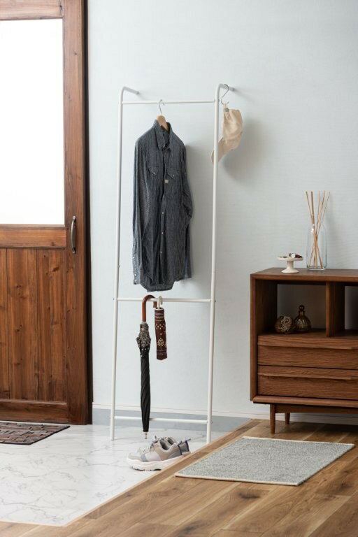 壁立て掛けハンガーラック 壁面収納 スリム 幅50 高さ163cm ホワイト 白 スチール 衣類収納 軽量 壁掛け 洋服掛け 玄関 見せる収納 シンプル