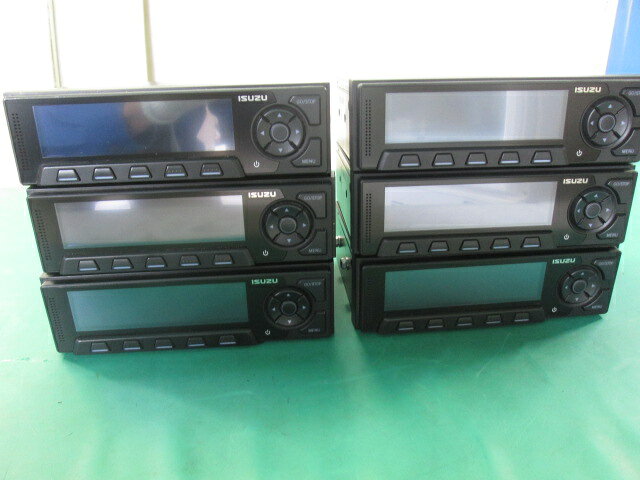 ●ISUZU/いすず デジタルタコグラフ MDU-DM01 本体のみ6台 現状品(0704AI)(2)7AM-13S【中古】【RCP】 こちらの商品は【現状品(ノークレーム・ノーリターン)】です。商品説明をよくお読みいただき、ご了承いただける方にお願いいたします。 ISUZU/いすず・デジタルタコグラフ、MDU-DM01、本体のみ(配線等の付属品無し)6台です。 デジタコ・デジタル運行記録「見守りくん」日本製 本体のみ6台です。 左右側面に取付ビス付のものがあります。 写真は同型、同時入荷品のものを借用しました。 動作試験はしていません。 ※すり傷、汚れ少しあります。 外側のホコリ汚れは清掃しました。 現状品での販売です。 ノークレーム、ノーリターンでお願いいたします。 本体(1台)サイズ：幅18cm×奥行13.5cm×高さ5.5cm　重量0.8kg 梱包時(6台)サイズ：幅37cm×奥行14cm×高さ17cm　重量4.8kg ■送料■(3) 当商品は楽天【送料込みライン】 対象商品に付、送料込み となります。(沖縄は除く) 沖縄県の送料1,070円 ■その他■ ■水曜日（当方定休日）及び土曜・日曜はメール送信や出荷作業はしておりませんのでご了承下さい。 ■特別な記載が無い限り、付属品は画像に写っているものが全てです。 　画像や説明に無い部品で、使用時や取付時に必要な部品はノークレームでお願い致します。 　画像や説明にない必要な部品はご自身でご用意ください。 　当方はメーカーではありませんので、商品に関して詳しくありません。 　欠品部品があるかもしれませんので、良くお調べの上ご入札ください。 ■商品の不良の場合、商品到着から一週間の保証（販売価格までの返品・返金）を致します。期日を過ぎた場合は、対応できません。 ■当商品（不良品も含む）による商品以外の損害については一切補償できませんのでご了承下さい。 ■商品に関するご不明な点は、ご注文前にご質問下さい。 ■サイズ・イメージ違い等、ご注文後のキャンセル、返品はお受け出来ません。ノークレーム、ノーリターンでお願いします。 　※万が一購入者都合によるキャンセルの場合は、 　キャンセル料と致しまして商品代金の20％を頂戴いたします。その場合の往復の送料はご負担下さい。