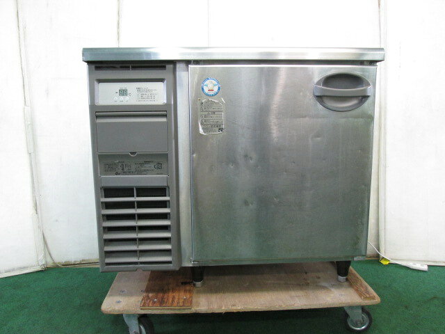 フクシマ 1ドア 冷蔵コールドテーブル YRC-090RM2(0728DH)7CY-13【中古】【RCP】 メーカー：福島　型式：YRC-090RM2　年式：2016年　USED（ユーズド)　取扱説明書ありません フクシマ・1ドア冷蔵コールドテーブル「YRC-090RM2」です。 幅90cmのコンパクトなサイズで狭い厨房やバックヤードにも設置可能。 動作確認済、本体は清掃済です。 内容積：154L 庫内温度：-5℃～10℃ 電源AC100V　50/60Hz　消費電力109/119W 状態 ドア面に小ヘコミ多数、側面等にも少しあります。 庫内に臭いが少しあり、除菌スプレーしました。 年式なりの使用感ありますが、大きなキズはありません。 本体サイズ：幅90cm×奥行60cm×高さ80cm　重量60kg ■送料■アート家財おまかせ便（旧：ヤマト運輸らくらく家財宅急便）Cランク 運賃は、下記の通りで、注文時運賃は表示されません。ご注文後こちらより運賃の入力させていただきます。 ■その他■ こちらの商品は、アート家財おまかせ便（旧：ヤマト運輸らくらく家財宅急便）を利用します。 お振込～納品まで1週間～2週間見てください。 アート家財おまかせ便ですと、開梱設置、廃材回収も行ってくれます。(取付、組立、2階吊り上げ等は別途費用がかかります。) ※離島の場合は配達できない場合がありますので、事前にお問い合わせ下さい。 ■水曜日（当方定休日）及び土曜・日曜はメール送信や出荷作業はしておりませんのでご了承下さい。 ■特別な記載が無い限り、付属品は画像に写っているものが全てです。 　画像や説明に無い部品で、使用時や取付時に必要な部品はノークレームでお願い致します。 　画像や説明にない必要な部品はご自身でご用意ください。 　当方はメーカーではありませんので、商品に関して詳しくありません。 　欠品部品があるかもしれませんので、良くお調べの上ご入札ください。 ■商品の不良の場合、商品到着から一週間の保証（販売価格までの返品・返金）を致します。期日を過ぎた場合は、対応できません。 ■当商品（不良品も含む）による商品以外の損害については一切補償できませんのでご了承下さい。 ■商品に関するご不明な点は、ご注文前にご質問下さい。 　 ■サイズ・イメージ違い等、ご注文後のキャンセル、返品はお受け出来ません。ノークレーム、ノーリターンでお願いします。 　※万が一購入者都合によるキャンセルの場合は、 　キャンセル料と致しまして商品代金の20％を頂戴いたします。その場合の往復の送料はご負担下さい。