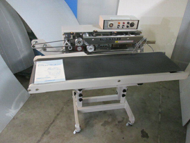 志賀包装機 エンドレスシーラー Jr（ジュニア） EDJr－15 ベルト2本新品 シーラー(0412AT)7BY-13【中古】【RCP】 メーカー：志賀包装機　　型式：EDJr-15　　USED(ユーズド)　取扱説明書：あります 電源：単相100V　50/60Hz　コード長：2m 消費電力：900W シール幅：10mm シールベルト幅：15mm シール速度：0～13m/分 搬送ベルト幅：200mm 外形寸法：W1115×D560（突起含む610）×H990mm 重量78kg 付属品：取扱説明書 動作確認・清掃（一部分解清掃）済 動画ありますのでご覧下さい。 使用に伴う傷、汚れ等あります。 搬送ベルトに汚れ等あります。 スーパーベルト2本新品取付けてあります。 本体サイズ：幅111.5cm 奥行61cm 高さ99cm 重量78kg ■送料■当社契約運送会社■ 運賃は、下記の通りで、注文時運賃は表示されません。ご注文後こちらより運賃の入力させていただきます。 ■その他■ こちらの商品は、当社契約運送会社を利用し、軒先渡しとなります。お振込～納品まで1週間～2週間見てください。 ※沖縄県及び、各県離島の場合は配達できない場合がありますので、事前にお問い合わせ下さい。 ■水曜日（当方定休日）及び土曜・日曜はメール送信や出荷作業はしておりませんのでご了承下さい。 ■特別な記載が無い限り、付属品は画像に写っているものが全てです。 　画像や説明に無い部品で、使用時や取付時に必要な部品はノークレームでお願い致します。 　画像や説明にない必要な部品はご自身でご用意ください。 　当方はメーカーではありませんので、商品に関して詳しくありません。 　欠品部品があるかもしれませんので、良くお調べの上ご入札ください。 ■商品の不良の場合、商品到着から一週間の保証（販売価格までの返品・返金）を致します。期日を過ぎた場合は、対応できません。 ■当商品（不良品も含む）による商品以外の損害については一切補償できませんのでご了承下さい。 ■商品に関するご不明な点は、ご注文前にご質問下さい。 　 ■サイズ・イメージ違い等、ご注文後のキャンセル、返品はお受け出来ません。ノークレーム、ノーリターンでお願いします。 　※万が一購入者都合によるキャンセルの場合は、 　キャンセル料と致しまして商品代金の20％を頂戴いたします。その場合の往復の送料はご負担下さい。