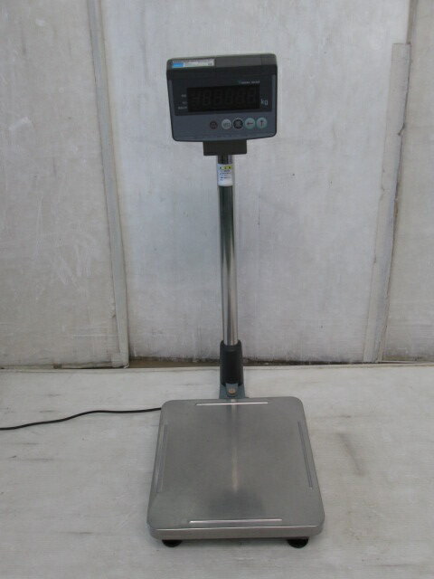 テラオカ 一体型スケール 電気抵抗線式はかり DS-805N ひょう量30kg 個人様営業所止(0507DH)7AC-13【中古】【RCP】 ■■■■■■■■■■■■■■■■■■■■■■■■■■■■■■■■■■■■■■法人様限定※1 の発送です。法人名をお知らせください。 ※1 運送会社からの指示により、法人様とは、お届けの際に看板等の設置があり、見る限り会社または商店に見える事が条件となります。 法人名がありましても、看板等の設置なく、見る限り普通の民家としか見えない場合には個人様扱いとなります。 また、お届け先の住宅事情により配達ができない場合は、西濃運輸の営業所止めとなります。 どうぞご了承ください。 個人様宛の場合：西濃運輸の営業所止め&nbsp;となります。 　　　　　　　　引取りに行って頂く事になりますのでご了承くださいませ。 ■■■■■■■■■■■■■■■■■■■■■■■■■■■■■■■■■■■■■■ メーカー：(株)寺岡精工　型式：DS-805N　USED（ユーズド)　取扱説明書ありません テラオカ・一体型スケール/電気抵抗線式はかり、DS-805Nです。 シンプルで使いやすく見やすい一体型のスケールです。 ひょう量：30kgまで 電源AC100V　50/60Hz　消費電力5W 状態 脚部アジャスター4脚中3脚が固着しています。 本体はキズ、すり傷、汚れ、サビ等あります。 脚部まわりに腐食があり、錆落とし後、塗装補修しました。 全体的に使用感あります。 本体サイズ：幅38cm×奥行55cm×高さ92cm　重量13kg ■送料■Eランク（離島、一部地域は除く） ■その他■ ■水曜日（当方定休日）及び土曜・日曜はメール送信や出荷作業はしておりませんのでご了承下さい。 ■特別な記載が無い限り、付属品は画像に写っているものが全てです。 　画像や説明に無い部品で、使用時や取付時に必要な部品はノークレームでお願い致します。 　画像や説明にない必要な部品はご自身でご用意ください。 　当方はメーカーではありませんので、商品に関して詳しくありません。 　欠品部品があるかもしれませんので、良くお調べの上ご入札ください。 ■商品の不良の場合、商品到着から一週間の保証（販売価格までの返品・返金）を致します。期日を過ぎた場合は、対応できません。 ■当商品（不良品も含む）による商品以外の損害については一切補償できませんのでご了承下さい。 ■商品に関するご不明な点は、ご注文前にご質問下さい。 ■サイズ・イメージ違い等、ご注文後のキャンセル、返品はお受け出来ません。ノークレーム、ノーリターンでお願いします。 　※万が一購入者都合によるキャンセルの場合は、 　キャンセル料と致しまして商品代金の20％を頂戴いたします。その場合の往復の送料はご負担下さい。