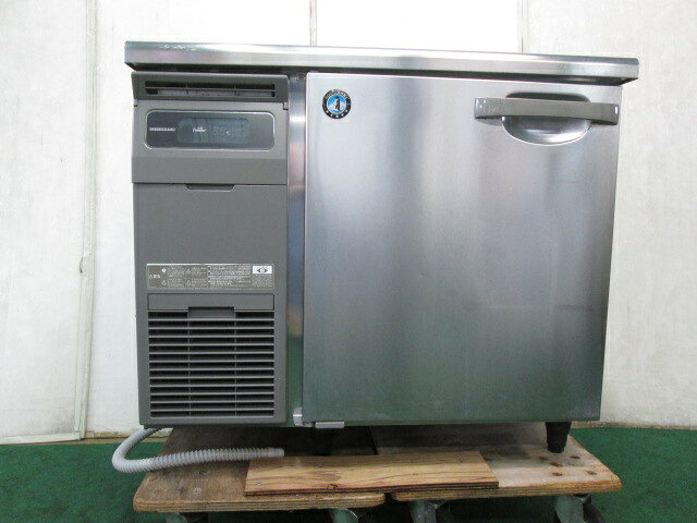 ホシザキ 1ドア冷凍コールドテーブル FT-90MNCG(0910CH)7CY-13S【中古】【RCP】 メーカー：ホシザキ　型式：FT-90MNCG　年式：2023年　USED（ユーズド)　取扱説明書ありません ホシザキ・1ドア冷凍コールドテーブル、FT-90MNCGです。 コンパクトサイズで設置しやすい冷凍コールドテーブル。 庫内温度がすぐに確認できるデジタル温度表示。 動作確認済、本体は清掃済です。 内容積：157L 棚サイズ(約)：幅50cm×奥行43cm 庫内温度：-20℃以下 動作試験：最強1時間運転　庫内-23℃確認 電源AC100V　50/60Hz　消費電力110/115W　冷媒HFC R134a/120g 状態 本体は軽いすり傷、汚れ、側面に若干の当てキズ等あります。 大きなキズや目立つ汚れはありません。 本体サイズ：幅90cm×奥行60cm×高さ80cm　重量55kg ■送料■アート家財おまかせ便（旧：ヤマト運輸らくらく家財宅急便）Cランク 運賃は、下記の通りで、注文時運賃は表示されません。ご注文後こちらより運賃の入力させていただきます。 ■その他■ こちらの商品は、アート家財おまかせ便（旧：ヤマト運輸らくらく家財宅急便）を利用します。 お振込～納品まで1週間～2週間見てください。 アート家財おまかせ便ですと、開梱設置、廃材回収も行ってくれます。(取付、組立、2階吊り上げ等は別途費用がかかります。) ※離島の場合は配達できない場合がありますので、事前にお問い合わせ下さい。 ■水曜日（当方定休日）及び土曜・日曜はメール送信や出荷作業はしておりませんのでご了承下さい。 ■特別な記載が無い限り、付属品は画像に写っているものが全てです。 　画像や説明に無い部品で、使用時や取付時に必要な部品はノークレームでお願い致します。 　画像や説明にない必要な部品はご自身でご用意ください。 　当方はメーカーではありませんので、商品に関して詳しくありません。 　欠品部品があるかもしれませんので、良くお調べの上ご入札ください。 ■商品の不良の場合、商品到着から一週間の保証（販売価格までの返品・返金）を致します。期日を過ぎた場合は、対応できません。 ■当商品（不良品も含む）による商品以外の損害については一切補償できませんのでご了承下さい。 ■商品に関するご不明な点は、ご注文前にご質問下さい。 　 ■サイズ・イメージ違い等、ご注文後のキャンセル、返品はお受け出来ません。ノークレーム、ノーリターンでお願いします。 　※万が一購入者都合によるキャンセルの場合は、 　キャンセル料と致しまして商品代金の20％を頂戴いたします。その場合の往復の送料はご負担下さい。