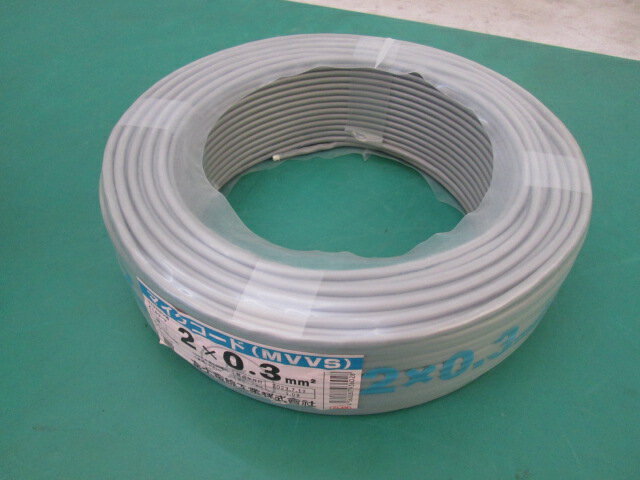 未使用 富士電線 マイクコード MVVS 2×0.3mm2 灰 100m(0105LI)7AM-1S【RCP】 メーカー：富士電線工業(株)　年式：2025.8.28　未使用品 富士電線工業(株)、マイクコード(MVVS)2×0.3mm2、灰色100m巻、未使用品です。 マイクロホン用ビニールコード 小勢力回路及び、弱電流回路用コード 100V未満の回路にご使用ください。 編組シールドを施しているので、 放射ノイズや外部ノイズの影響に対して高い抑制効果が得られます。 写真は同時入荷、同型他製品を借用しました。 年式が違います。 1巻サイズ：幅28cm×奥行28cm×高さ8cm　重量3.7kg ■送料■(3) 当商品は楽天【送料込みライン】 対象商品に付、送料込み となります。(沖縄は除く) 沖縄県の送料1,070円 ■その他■ ■水曜日（当方定休日）及び土曜・日曜はメール送信や出荷作業はしておりませんのでご了承下さい。 ■特別な記載が無い限り、付属品は画像に写っているものが全てです。 　画像や説明に無い部品で、使用時や取付時に必要な部品はノークレームでお願い致します。 　画像や説明にない必要な部品はご自身でご用意ください。 　当方はメーカーではありませんので、商品に関して詳しくありません。 　欠品部品があるかもしれませんので、良くお調べの上ご入札ください。 ■商品の不良の場合、商品到着から一週間の保証（販売価格までの返品・返金）を致します。期日を過ぎた場合は、対応できません。 ■当商品（不良品も含む）による商品以外の損害については一切補償できませんのでご了承下さい。 ■商品に関するご不明な点は、ご注文前にご質問下さい。 ■サイズ・イメージ違い等、ご注文後のキャンセル、返品はお受け出来ません。ノークレーム、ノーリターンでお願いします。 　※万が一購入者都合によるキャンセルの場合は、 　キャンセル料と致しまして商品代金の20％を頂戴いたします。その場合の往復の送料はご負担下さい。