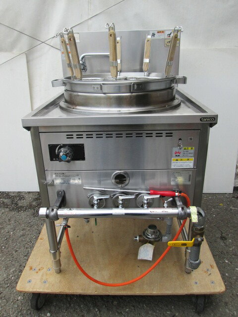 '20年 タニコー TU-1ND ガスゆで麺器 ゆで麺機 テ－ブル面高さ750mm LPガス用(0815AI)TY-14S【中古】【RCP】 ★★＿＿注意＿＿＿★★ この商品は「プロパン(LP)ガス用」です！ この商品は「プロパン(LP)ガス用」です！ 都市ガスは使用できません！！ ＿＿＿＿＿＿＿＿＿＿＿＿ メーカー：タニコー　型式：TU-1ND　年式：2020年　USED(ユーズド)　取扱説明書：ありません タニコー、TU-1ND、ガスゆで麺器、テ－ブル面高さ750mm、LPガス用です。 写真のものが一式です。 釜の中に大きな対流を引き起こし麺を均一に調理します。 余熱タンク内蔵モデルです。 連続調理時の沸き上がりを早くし、調理時間を短縮します。 ガス消費量：LPガス23.2kW/1.66kg/h ガス接続口：25A 給水口径A：20 排水口径A：20/40 茹で釜容量：約16L ふりざる：6個付き 燃焼試験「良」です。 A印写真：種火燃焼中 B印写真：メインバーナー燃焼中　 状態 脚端にアジャスター付きですが、向かって左奥のアジャスターが固着して機能しません。 このままご使用ください。本体は清掃済です。 燃焼室、茹で釜の内側に取り切れない汚れや変色があります。 ご了承ください。 突起物含本体サイズ：幅65cm 奥行88cm 高さ104cm 重量83kg ■送料■アート家財おまかせ便（旧：ヤマト運輸らくらく家財宅急便）Dランク 運賃は、下記の通りで、注文時運賃は表示されません。ご注文後こちらより運賃の入力させていただきます。 ■その他■ こちらの商品は、アート家財おまかせ便（旧：ヤマト運輸らくらく家財宅急便）を利用します。 お振込～納品まで1週間～2週間見てください。 アート家財おまかせ便ですと、開梱設置、廃材回収も行ってくれます。(取付、組立、2階吊り上げ等は別途費用がかかります。) ※離島の場合は配達できない場合がありますので、事前にお問い合わせ下さい。 ■水曜日（当方定休日）及び土曜・日曜はメール送信や出荷作業はしておりませんのでご了承下さい。 ■特別な記載が無い限り、付属品は画像に写っているものが全てです。 　画像や説明に無い部品で、使用時や取付時に必要な部品はノークレームでお願い致します。 　画像や説明にない必要な部品はご自身でご用意ください。 　当方はメーカーではありませんので、商品に関して詳しくありません。 　欠品部品があるかもしれませんので、良くお調べの上ご入札ください。 ■商品の不良の場合、商品到着から一週間の保証（販売価格までの返品・返金）を致します。期日を過ぎた場合は、対応できません。 ■当商品（不良品も含む）による商品以外の損害については一切補償できませんのでご了承下さい。 ■商品に関するご不明な点は、ご注文前にご質問下さい。 　 ■サイズ・イメージ違い等、ご注文後のキャンセル、返品はお受け出来ません。ノークレーム、ノーリターンでお願いします。 　※万が一購入者都合によるキャンセルの場合は、 　キャンセル料と致しまして商品代金の20％を頂戴いたします。その場合の往復の送料はご負担下さい。