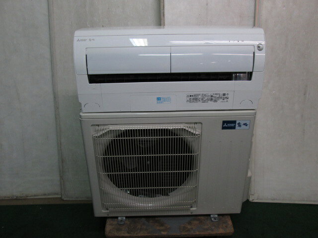 '25年 20~30畳 三菱 エアコン 7.1kw 霧ヶ峰 MSZ-BXV7125S-W 単相200V(0821CH)7AY-23【中古】【RCP】 メーカー：三菱電機　室内機型式：MSZ-BXV7125S-W　室外機型式：MUZ-BXV7125S　年式：2025年　USED(ユーズド) 取扱説明書ありません 2025年製、三菱電機、7.1kwルームエアコン、霧ヶ峰、主に23畳タイプです。 リモコン付き、本体は清掃済です。 電源単相200V　50/60Hz　消費電力：冷房2850W、暖房3200W　冷媒：R32(1.15kg) 冷房能力7.1KW、冷房面積の目安　コンクリート造洋室49m2/30畳・木造和室32m2/20畳 暖房能力8.5KW、暖房面積の目安　コンクリート造洋室37m2/23畳・木造和室30m2/19畳 工事が必要です。 配線、パイプ等写真に無い付属品は付いていません。 商品の不良の場合は商品到着から1ヶ月の保証(基本的に販売価格までの修理)を致します。 ◇エアコン取付は専門業者に依頼して下さい。 (個人で取付した場合、保証の対象外とさせていただきます。) 室内機の背板取付け部のツメ1ヶ所が折れて欠損しています。 現状にてお願いいたします。 室外機アルミフィンに押しキズ多数あります。 写真にてご確認ください。 冷媒ガスチェック済です。 ※台車は商品に含みません。 室内機サイズ：幅79.9cm×奥行33.8cm×高さ25.5cm　重量15kg 突起物含む室外機サイズ：幅86.2cm×奥行34.5cm×高さ63cm　重量36kg 以下は取付時の参考・注意事項です。 ◇ガスの回収はしてありますが、場合により補充が必要です。 ◇室外機と室内機間のパイプは新しい管を使用して下さい。 (新ガスの場合、回路内に空気や水滴の残留があると、従来のガスの場合よりすぐ又は後で故障することが多いそうです。) ◇業者によっては「ガスの補充は不可。ガスの全交換充填が必要」と言われる場合があるもしれません。 ◇ガス充填(又は補充)が必要な場合、それにかかる費用は当方では負担いたしませんのでご了承くださいませ。 ◇フレアナットは消耗品ですので、その不具合によるガス漏れは当方では保証致しません。 ■送料■アート家財おまかせ便（旧：ヤマト運輸らくらく家財宅急便）ランクA＋B 運賃は、下記の通りで、注文時運賃は表示されません。ご注文後こちらより運賃の入力させていただきます。 ■その他■ こちらの商品は、アート家財おまかせ便（旧：ヤマト運輸らくらく家財宅急便）を利用します。 お振込～納品まで1週間～2週間見てください。 ヤマト運輸らくらく宅急便ですと、開梱設置、廃材回収も行ってくれます。(取付、組立、2階吊り上げ等は別途費用がかかります。) ※離島の場合は配達できない場合がありますので、事前にお問い合わせ下さい。 ■水曜日（当方定休日）及び土曜・日曜はメール送信や出荷作業はしておりませんのでご了承下さい。 ■特別な記載が無い限り、付属品は画像に写っているものが全てです。 　画像や説明に無い部品で、使用時や取付時に必要な部品はノークレームでお願い致します。 　画像や説明にない必要な部品はご自身でご用意ください。 　当方はメーカーではありませんので、商品に関して詳しくありません。 　欠品部品があるかもしれませんので、良くお調べの上ご入札ください。 ■商品の不良の場合、商品到着から1ヶ月の保証（販売価格までの返品・返金）を致します。期日を過ぎた場合は、対応できません。 ■当商品（不良品も含む）による商品以外の損害については一切補償できませんのでご了承下さい。 ■商品に関するご不明な点は、ご注文前にご質問下さい。 　 ■サイズ・イメージ違い等、ご注文後のキャンセル、返品はお受け出来ません。ノークレーム、ノーリターンでお願いします。 　※万が一購入者都合によるキャンセルの場合は、 　キャンセル料と致しまして商品代金の20％を頂戴いたします。その場合の往復の送料はご負担下さい。