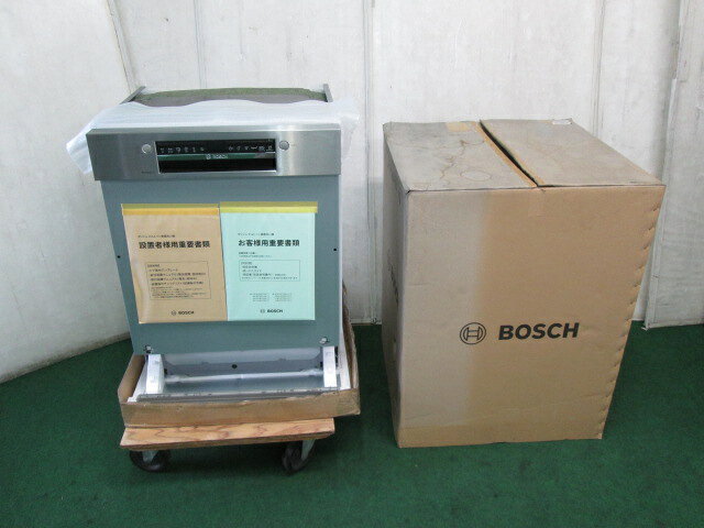 未使用保管品 BOSCH ゼオライトシリーズ ビルトイン12人分 食器洗い乾燥機 単相200V(0914EH)7CY-13S【RCP】 メーカー：ボッシュ　型式：SM14ZDS016　年式：不明　未使用品　取扱説明書あります 未使用保管品のBOSCH/ボッシュ、ゼオライトシリーズ、 ビルトインタイプ12人分、食器洗い乾燥機「SM14ZDS016」単相200V仕様です。 2021年秋発売のものです。 正面から食器を収納するフロントローディング方式。 独自の乾燥方式「ゼオライトドライ」を採用。 さまざまな食器を収納できる上段ラック高さ調節可能。 ※本体扉面と下部カバー(巾木)は別売品となります。 その他、取付けに際し、不足のものはご用意ください。 未使用品のため、電源が入ることのみ確認済です。 画像にあるものがすべてです。 食器容量：12人分 食器点数：84点 電源単相200V　50/60Hz　15A 状態 保管による元箱の色褪せや汚れ、傷みあります。 本体正面向かって右側面下部にヘコミがあります。 写真にてご確認ください。 本体サイズ：幅59.8cm×奥行57.3cm×高さ81.3cm 箱入りサイズ：幅70cm×奥行68cm×高さ90cm　重量49kg ■送料■アート家財おまかせ便（旧：ヤマト運輸らくらく家財宅急便）Cランク 運賃は、下記の通りで、注文時運賃は表示されません。ご注文後こちらより運賃の入力させていただきます。 ■その他■ こちらの商品は、アート家財おまかせ便（旧：ヤマト運輸らくらく家財宅急便）を利用します。 お振込～納品まで1週間～2週間見てください。 アート家財おまかせ便ですと、開梱設置、廃材回収も行ってくれます。(取付、組立、2階吊り上げ等は別途費用がかかります。) ※離島の場合は配達できない場合がありますので、事前にお問い合わせ下さい。 ■水曜日（当方定休日）及び土曜・日曜はメール送信や出荷作業はしておりませんのでご了承下さい。 ■特別な記載が無い限り、付属品は画像に写っているものが全てです。 　画像や説明に無い部品で、使用時や取付時に必要な部品はノークレームでお願い致します。 　画像や説明にない必要な部品はご自身でご用意ください。 　当方はメーカーではありませんので、商品に関して詳しくありません。 　欠品部品があるかもしれませんので、良くお調べの上ご入札ください。 ■商品の不良の場合、商品到着から一週間の保証（販売価格までの返品・返金）を致します。期日を過ぎた場合は、対応できません。 ■当商品（不良品も含む）による商品以外の損害については一切補償できませんのでご了承下さい。 ■商品に関するご不明な点は、ご注文前にご質問下さい。 　 ■サイズ・イメージ違い等、ご注文後のキャンセル、返品はお受け出来ません。ノークレーム、ノーリターンでお願いします。 　※万が一購入者都合によるキャンセルの場合は、 　キャンセル料と致しまして商品代金の20％を頂戴いたします。その場合の往復の送料はご負担下さい。