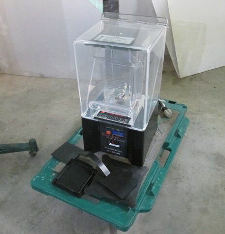 FMI スムージーブレンダー ICB-3J (0816BT)8BT-13【中古】【RCP】 メーカー：FMI 　型式：ICB-3J　USED(ユーズド)　取扱説明書：ありません 電源：単相100V　50/60HZ　コード長：1.5m 消費電力：1.2KW 時間：30分 電流：13A 回転数：4000～14200rpm（7段階） 処理容量：最大　0.95L、最小　0.2L 容器容量：2.2L 動作確認（無負荷状態での回転確認）・清掃済 動画ありますのでご覧下さい。 使用に伴う傷、汚れ等あります。 本体サイズ：幅22.5cm 奥行23.2cm 高さ42.3cm 重量8.5kg ■送料■(4) 当商品は楽天【送料込みライン】 対象商品に付、送料込み となります。 ■その他■ ■水曜日（当方定休日）及び土曜・日曜はメール送信や出荷作業はしておりませんのでご了承下さい。 ■特別な記載が無い限り、付属品は画像に写っているものが全てです。 　画像や説明に無い部品で、使用時や取付時に必要な部品はノークレームでお願い致します。 　画像や説明にない必要な部品はご自身でご用意ください。 　当方はメーカーではありませんので、商品に関して詳しくありません。 　欠品部品があるかもしれませんので、良くお調べの上ご入札ください。 ■商品の不良の場合、商品到着から一週間の保証（販売価格までの返品・返金）を致します。期日を過ぎた場合は、対応できません。 ■当商品（不良品も含む）による商品以外の損害については一切補償できませんのでご了承下さい。 ■商品に関するご不明な点は、ご注文前にご質問下さい。 ■サイズ・イメージ違い等、ご注文後のキャンセル、返品はお受け出来ません。ノークレーム、ノーリターンでお願いします。 　※万が一購入者都合によるキャンセルの場合は、 　キャンセル料と致しまして商品代金の20％を頂戴いたします。その場合の往復の送料はご負担下さい。