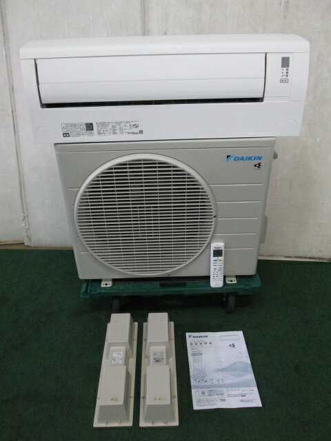 '25年 8~12畳 ダイキン エアコン 2.8kw コンパクトサイズ F284ATCS-W(0712DH)7AY-23【中古】【RCP】 メーカー：ダイキン　室内機型式：F284ATCS-W　室外機型式：R284ACS　年式：2025年　USED(ユーズド) 取扱説明書あります 2025年製、ダイキン、2.8kwルームエアコン、主に10畳タイプです。 「水内部クリーン」採用。リモコン付き、本体は清掃済です。 電源AC100V　50/60Hz　消費電力：冷房750W、暖房865W　冷媒：R32(650g) 冷房能力2.8KW、冷房面積の目安　コンクリート造洋室19m2/12畳・木造和室13m2/8畳 暖房能力3.6KW、暖房面積の目安　コンクリート造洋室16m2/10畳・木造和室13m2/8畳 工事が必要です。 配線、パイプ等写真に無い付属品は付いていません。 商品の不良の場合は商品到着から1ヶ月の保証(基本的に販売価格までの修理)を致します。 ◇エアコン取付は専門業者に依頼して下さい。 (個人で取付した場合、保証の対象外とさせていただきます。) 室内機、室外機、リモコン共に目立ったキズ、汚れはありません。 ※台車は商品に含みません。 室内機サイズ：幅79.8cm×奥行26.5cm×高さ25cm　重量10.5kg 突起物含む室外機サイズ：幅74cm×奥行32.6cm×高さ55.5cm　重量25kg 以下は取付時の参考・注意事項です。 ◇ガスの回収はしてありますが、場合により補充が必要です。 ◇室外機と室内機間のパイプは新しい管を使用して下さい。 (新ガスの場合、回路内に空気や水滴の残留があると、従来のガスの場合よりすぐ又は後で故障することが多いそうです。) ◇業者によっては「ガスの補充は不可。ガスの全交換充填が必要」と言われる場合があるもしれません。 ◇ガス充填(又は補充)が必要な場合、それにかかる費用は当方では負担いたしませんのでご了承くださいませ。 ◇フレアナットは消耗品ですので、その不具合によるガス漏れは当方では保証致しません。 ■送料■アート家財おまかせ便（旧：ヤマト運輸らくらく家財宅急便）ランクA＋B 運賃は、下記の通りで、注文時運賃は表示されません。ご注文後こちらより運賃の入力させていただきます。 ■その他■ こちらの商品は、アート家財おまかせ便（旧：ヤマト運輸らくらく家財宅急便）を利用します。 お振込～納品まで1週間～2週間見てください。 ヤマト運輸らくらく宅急便ですと、開梱設置、廃材回収も行ってくれます。(取付、組立、2階吊り上げ等は別途費用がかかります。) ※離島の場合は配達できない場合がありますので、事前にお問い合わせ下さい。 ■水曜日（当方定休日）及び土曜・日曜はメール送信や出荷作業はしておりませんのでご了承下さい。 ■特別な記載が無い限り、付属品は画像に写っているものが全てです。 　画像や説明に無い部品で、使用時や取付時に必要な部品はノークレームでお願い致します。 　画像や説明にない必要な部品はご自身でご用意ください。 　当方はメーカーではありませんので、商品に関して詳しくありません。 　欠品部品があるかもしれませんので、良くお調べの上ご入札ください。 ■商品の不良の場合、商品到着から1ヶ月の保証（販売価格までの返品・返金）を致します。期日を過ぎた場合は、対応できません。 ■当商品（不良品も含む）による商品以外の損害については一切補償できませんのでご了承下さい。 ■商品に関するご不明な点は、ご注文前にご質問下さい。 　 ■サイズ・イメージ違い等、ご注文後のキャンセル、返品はお受け出来ません。ノークレーム、ノーリターンでお願いします。 　※万が一購入者都合によるキャンセルの場合は、 　キャンセル料と致しまして商品代金の20％を頂戴いたします。その場合の往復の送料はご負担下さい。