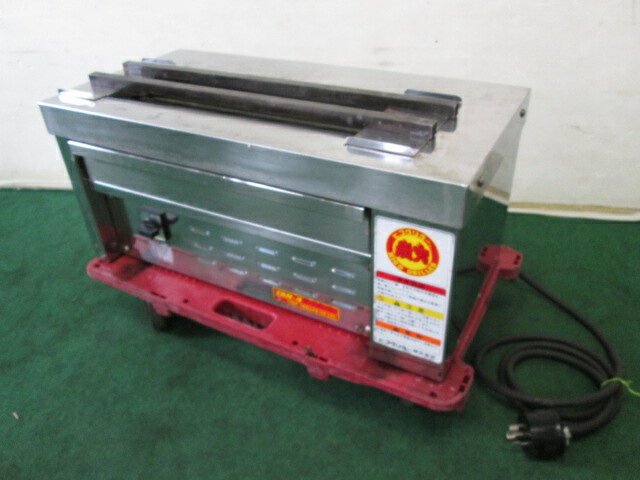 ヒゴグリラー 電気式焼物器 TAN-4 単相200V(0630AH)8BY-13S【中古】【RCP】 メーカー：ヒゴグリラー　型式：TAN-4　年式：不明　USED（ユーズド)　取扱説明書ありません ヒゴグリラー・業務用電気式焼物器、TAN-4、単相200Vです。 カウンターだけの小型店にも導入していただけるコンパクト設計。 強力な火力で串焼き、炙りなど多彩なメニューに対応。 動作確認済、本体は清掃済です。画像にあるものがすべてです。 付属品：鉄灸2本 火床寸法：幅40cm×奥行13cm 電源単相200V　50/60Hz　消費電力6.4kw 電源コード長(約)：2.2m 状態 本体はキズ、汚れ等の一般的な使用感あります。 大きなキズや目立つ汚れはありません。 本体サイズ：幅63cm×奥行31cm×高さ29cm　重量45kg ■送料■アート家財おまかせ便（旧：ヤマト運輸らくらく家財宅急便）Aランク 運賃は、下記の通りで、注文時運賃は表示されません。ご注文後こちらより運賃の入力させていただきます。 ■その他■ こちらの商品は、アート家財おまかせ便（旧：ヤマト運輸らくらく家財宅急便）を利用します。 お振込～納品まで1週間～2週間見てください。 アート家財おまかせ便ですと、開梱設置、廃材回収も行ってくれます。(取付、組立、2階吊り上げ等は別途費用がかかります。) ※離島の場合は配達できない場合がありますので、事前にお問い合わせ下さい。 ■水曜日（当方定休日）及び土曜・日曜はメール送信や出荷作業はしておりませんのでご了承下さい。 ■特別な記載が無い限り、付属品は画像に写っているものが全てです。 　画像や説明に無い部品で、使用時や取付時に必要な部品はノークレームでお願い致します。 　画像や説明にない必要な部品はご自身でご用意ください。 　当方はメーカーではありませんので、商品に関して詳しくありません。 　欠品部品があるかもしれませんので、良くお調べの上ご入札ください。 ■商品の不良の場合、商品到着から一週間の保証（販売価格までの返品・返金）を致します。期日を過ぎた場合は、対応できません。 ■当商品（不良品も含む）による商品以外の損害については一切補償できませんのでご了承下さい。 ■商品に関するご不明な点は、ご注文前にご質問下さい。 　 ■サイズ・イメージ違い等、ご注文後のキャンセル、返品はお受け出来ません。ノークレーム、ノーリターンでお願いします。 　※万が一購入者都合によるキャンセルの場合は、 　キャンセル料と致しまして商品代金の20％を頂戴いたします。その場合の往復の送料はご負担下さい。
