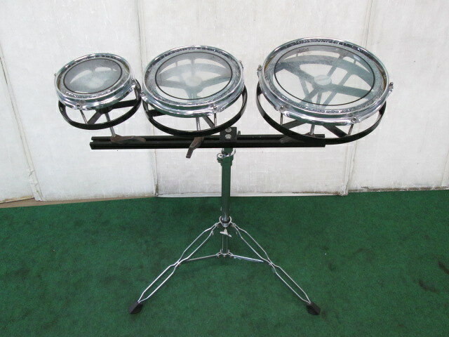 REMO 6・8・10インチ ロートタムセット スタンド付属(0712EH)7DW-23【中古】【RCP】 メーカー：REMO　型式：不明　年式：不明　USED（ユーズド)　取扱説明書ありません REMO、6・8・10インチロートタムセット、スタンド付です。 各ドラムを回転させることで、チューニングキーを使わずに瞬時にピッチ変更可能。 詳細Hあ画像にてご確認ください。 画像にあるものがすべてです。 中古品ですので、相応の使用感がありますが破れや小割れはありません。 パーカッション部サイズ：幅74cm×奥行30cm×高さ23cm　重量5.2kg 脚(折り畳み時)サイズ：幅72cm×奥行10cm×高さ10cm　重量3.5kg ■送料■（離島、一部地域は除く） ■その他■ ■水曜日（当方定休日）及び土曜・日曜はメール送信や出荷作業はしておりませんのでご了承下さい。 ■特別な記載が無い限り、付属品は画像に写っているものが全てです。 　画像や説明に無い部品で、使用時や取付時に必要な部品はノークレームでお願い致します。 　画像や説明にない必要な部品はご自身でご用意ください。 　当方はメーカーではありませんので、商品に関して詳しくありません。 　欠品部品があるかもしれませんので、良くお調べの上ご入札ください。 ■商品の不良の場合、商品到着から一週間の保証（販売価格までの返品・返金）を致します。期日を過ぎた場合は、対応できません。 ■当商品（不良品も含む）による商品以外の損害については一切補償できませんのでご了承下さい。 ■商品に関するご不明な点は、ご注文前にご質問下さい。 ■サイズ・イメージ違い等、ご注文後のキャンセル、返品はお受け出来ません。ノークレーム、ノーリターンでお願いします。 　※万が一購入者都合によるキャンセルの場合は、 　キャンセル料と致しまして商品代金の20％を頂戴いたします。その場合の往復の送料はご負担下さい。