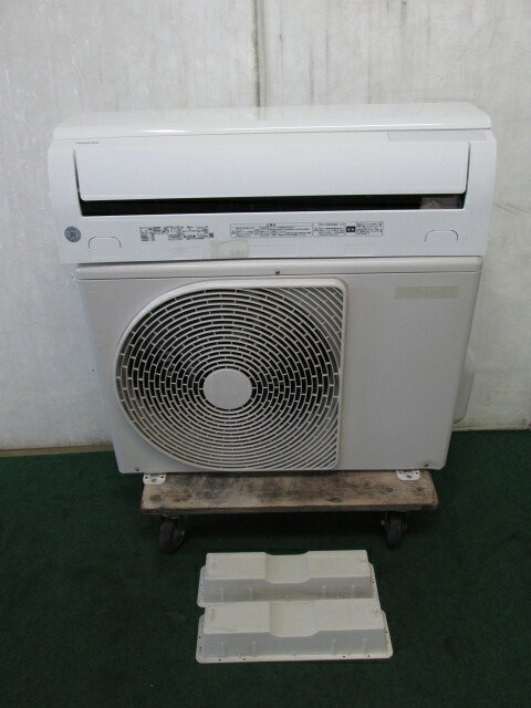 '20年 7~10畳 東芝 エアコン 2.5kw 大清快 RAS-G251M(W)(0721AH)7AY-23【中古】【RCP】 メーカー：東芝　室内機型式：RAS-G251M(W)　室外機型式：RAS-G251MA　年式：2020年　USED(ユーズド) 取扱説明書ありません 2020年製、東芝、2.5kwルームエアコン、「大清快」主に8畳タイプです。 「マジック洗浄熱交換器」採用。リモコン付き、本体は清掃済です。 電源AC100V　50/60Hz　消費電力：冷房630W、暖房605W　冷媒：R32(670g) 冷房能力2.5KW、冷房面積の目安　コンクリート造洋室17m2/10畳・木造和室11m2/7畳 暖房能力2.8KW、暖房面積の目安　コンクリート造洋室13m2/8畳・木造和室10m2/6畳 工事が必要です。 配線、パイプ等写真に無い付属品は付いていません。 商品の不良の場合は商品到着から1ヶ月の保証(基本的に販売価格までの修理)を致します。 ◇エアコン取付は専門業者に依頼して下さい。 (個人で取付した場合、保証の対象外とさせていただきます。) 室内機、室外機、リモコン共に目立ったキズ、汚れはありません。 写真に室内機の背面板が写っていませんが、注文しましたのでお付けします。 ※台車は商品に含みません。 室内機サイズ：幅79.5cm×奥行23m×高さ25cm　重量10kg 突起物含む室外機サイズ：幅85cm×奥行34.2cm×高さ55cm　重量28kg 以下は取付時の参考・注意事項です。 ◇ガスの回収はしてありますが、場合により補充が必要です。 ◇室外機と室内機間のパイプは新しい管を使用して下さい。 (新ガスの場合、回路内に空気や水滴の残留があると、従来のガスの場合よりすぐ又は後で故障することが多いそうです。) ◇業者によっては「ガスの補充は不可。ガスの全交換充填が必要」と言われる場合があるもしれません。 ◇ガス充填(又は補充)が必要な場合、それにかかる費用は当方では負担いたしませんのでご了承くださいませ。 ◇フレアナットは消耗品ですので、その不具合によるガス漏れは当方では保証致しません。 ■送料■アート家財おまかせ便（旧：ヤマト運輸らくらく家財宅急便）ランクA＋B 運賃は、下記の通りで、注文時運賃は表示されません。ご注文後こちらより運賃の入力させていただきます。 ■その他■ こちらの商品は、アート家財おまかせ便（旧：ヤマト運輸らくらく家財宅急便）を利用します。 お振込～納品まで1週間～2週間見てください。 ヤマト運輸らくらく宅急便ですと、開梱設置、廃材回収も行ってくれます。(取付、組立、2階吊り上げ等は別途費用がかかります。) ※離島の場合は配達できない場合がありますので、事前にお問い合わせ下さい。 ■水曜日（当方定休日）及び土曜・日曜はメール送信や出荷作業はしておりませんのでご了承下さい。 ■特別な記載が無い限り、付属品は画像に写っているものが全てです。 　画像や説明に無い部品で、使用時や取付時に必要な部品はノークレームでお願い致します。 　画像や説明にない必要な部品はご自身でご用意ください。 　当方はメーカーではありませんので、商品に関して詳しくありません。 　欠品部品があるかもしれませんので、良くお調べの上ご入札ください。 ■商品の不良の場合、商品到着から1ヶ月の保証（販売価格までの返品・返金）を致します。期日を過ぎた場合は、対応できません。 ■当商品（不良品も含む）による商品以外の損害については一切補償できませんのでご了承下さい。 ■商品に関するご不明な点は、ご注文前にご質問下さい。 　 ■サイズ・イメージ違い等、ご注文後のキャンセル、返品はお受け出来ません。ノークレーム、ノーリターンでお願いします。 　※万が一購入者都合によるキャンセルの場合は、 　キャンセル料と致しまして商品代金の20％を頂戴いたします。その場合の往復の送料はご負担下さい。