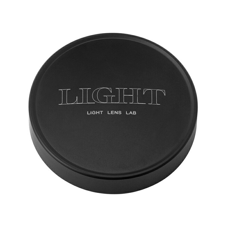 LIGHT LENS LAB M 35mm f/2、LIGHT LENS LAB M 50mm f/2 付属のレンズフロントキャップと同等の製品です。カラーはブラックとシルバーの2種。 仕様 対応レンズ LIGHT LENS LAB M 35mm f/2 LIGHT LENS LAB M 50mm f/2 素材 アルミ合金 サイズ 約 Φ45×10mm 質量 約 7g 対応レンズ LIGHT LENS LAB M 50mm f/2 ライカM シルバー LIGHT LENS LAB M 50mm f/2 ライカM ブラック LIGHT LENS LAB M 35mm f/2 ライカM シルバー LIGHT LENS LAB M 35mm f/2 ライカM ブラック About LIGHT LENS LAB LIGHT LENS LAB（ライトレンズラボ）は、中国の投資家が発起人となり設立されたメーカー。趣味から始まった初代ズミクロン35mmF2復刻プロジェクトでは、レンズ構成や使用する素材だけではなく描写性能までオリジナルに限りなく近い製品（周八枚）を生み出し話題になりました。