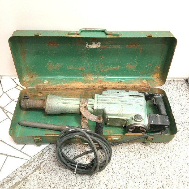 商品情報 メーカー JANコード 型番 ブランド 　商品詳細&nbsp; Hitachi Koki 日立工機 ハンマ H65SA 六角シャンク 大型ハンマー 電気ハンマ 中古品です。 本体、ケース共に使用、経年、保管に伴うキズや汚れ、サビなどがございます。 画像にあるものが全てです。 【※写真にないものは付属しておりません】 簡単な動作チェックはしておりますが、実際の現場作業の様な長時間の動作確認はしておりません。 ご理解の上お願い致します。 記載外の不具合や欠品部品が発生する場合がございます。 お客様都合による返品・交換は受け付けておりませんので、ご了承ください。 本商品を実際に使用されての事故、ケガ等につきましては当方は責任を負いかねます。 ケースに直接エアキャップを巻き付けての発送になります。 ブランド名:HITACHI ブランド名（カナ）:日立工機 メーカー型番:H65SA 電源: 単相100V 50/60Hz 消費電力: 1240W 全負荷打撃数(min-1）: 1,400 重量: 16.0kg サイズ: 全長720mm × 高さ220mm 商品説明は未使品の場合の仕様です。ご参考までにご覧ください。ウェブ引用につき稀に相違がある場合がございます。 ITB3GEBIC9VN コンディション 当店では商品の状態をランク表記しています。商品選びの際にご活用下さい。 N 未使用 or 未開封の商品 S ほぼ新品同様の商品 A 使用感のあまりない、状態の良い商品 B 使用感はあるがダメージの少ない商品 C 使用感のほか、傷や汚れの目立つ商品 J ジャンク品・返品不可 送料、問い合わせ先など お取引について 商品発送 入金確認後、1～3営業日以内、発送いたします。 その他の注意事項 【領収書につきまして】 ・領収書は注文履歴からご自身での発行をお願いしております。 ・宛名はご注文者名、但書はご購入頂いた商品名が記載されます。 【送料につきまして】 ・商品を複数個ご購入の場合、個数ごとに送料が発生します。 ・送料はご注文後に店舗側で修正し、個数分のご請求となります。 予めご了承下さいますようお願いいたします。 問い合わせ先 サンステップ楽天市場店 出品店舗：中古工具の買取販売専門店 ドクターツールワッセ 【運営会社】株式会社ステップワン 【電話番号】0776-32-5581 【メール　】wasse-net@dr-tool.jp 【住所　　】〒918-8047 福井市久喜津町52-43 パワーセンターワッセ内 【定休日　】毎週水曜日・土・日・祝日 　※定休日はお客様へのご連絡ならびに発送業務は行っておりません。