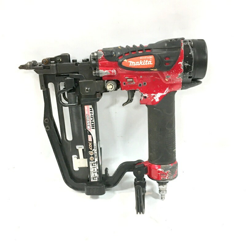 商品情報 メーカー マキタ(makita) JANコード 0088381092869 型番 AT450H ブランド マキタ(makita) 　商品詳細&nbsp; マキタ(makita) 高圧フロアタッカ AT450H 中古品です。 使用、保管に伴うキズや汚れ、サビ、塗装剥げなどがございます。 画像にあるものが全てです。 【※写真にないものは付属しておりません】 簡単な動作チェックはしておりますが、実際の現場作業の様な長時間の動作確認はしておりません。 ご理解の上お願い致します。 記載外の不具合や欠品部品が発生する場合がございます。 お客様都合による返品・交換は受け付けておりませんので、ご了承ください。 本商品を実際に使用されての事故、ケガ等につきましては当方は責任を負いかねます。 元箱がございませんので持ち合わせの箱（リサイクル品の場合がございます）などに入れての発送になります。 ブランド名:makita ブランド名（カナ）:マキタ メーカー型番:AT450H 使用空気圧力 :0.98 ～ 2.26MPa（10 ～ 23kgf/cm2） 使用ステープル: MA 線　幅 4mm ×長さ 25 ～ 50mm ステープル装てん数:1連84本(最大 105 本） 質量 :1.4kg 本機寸法: 長さ 261mm ×幅 115mm ×高さ 269mm 状態:中古 中古状態:中古品-良い ITXGV6XSP9RC コンディション 当店では商品の状態をランク表記しています。商品選びの際にご活用下さい。 N 未使用 or 未開封の商品 S ほぼ新品同様の商品 A 使用感のあまりない、状態の良い商品 B 使用感はあるがダメージの少ない商品 C 使用感のほか、傷や汚れの目立つ商品 J ジャンク品・返品不可 送料、問い合わせ先など お取引について 商品発送 入金確認後、1～3営業日以内、発送いたします。 その他の注意事項 【領収書につきまして】 ・領収書は注文履歴からご自身での発行をお願いしております。 ・宛名はご注文者名、但書はご購入頂いた商品名が記載されます。 【送料につきまして】 ・商品を複数個ご購入の場合、個数ごとに送料が発生します。 ・送料はご注文後に店舗側で修正し、個数分のご請求となります。 予めご了承下さいますようお願いいたします。 問い合わせ先 サンステップ楽天市場店 出品店舗：中古工具の買取販売専門店 ドクターツールワッセ 【運営会社】株式会社ステップワン 【電話番号】0776-32-5581 【メール　】wasse-net@dr-tool.jp 【住所　　】〒918-8047 福井市久喜津町52-43 パワーセンターワッセ内 【定休日　】毎週水曜日・土・日・祝日 　※定休日はお客様へのご連絡ならびに発送業務は行っておりません。
