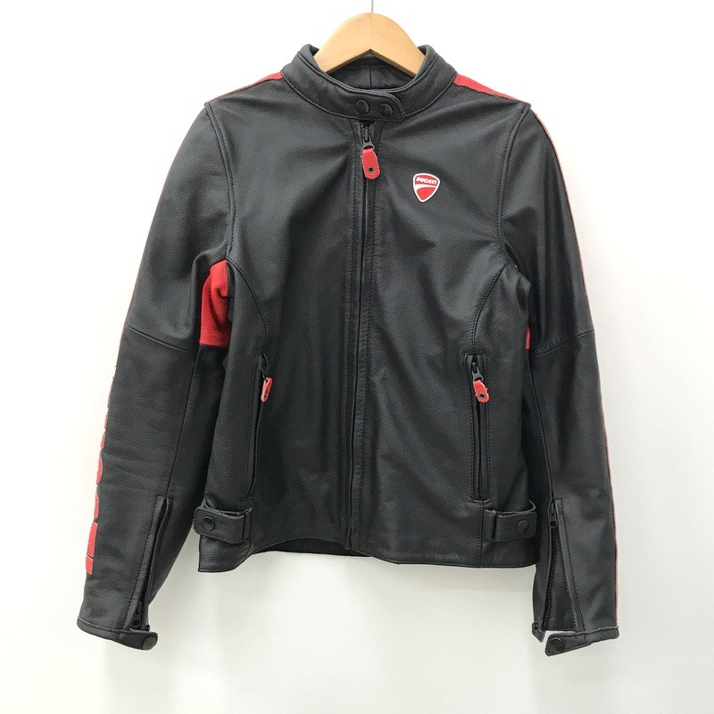 商品情報 メーカー Ducati ドゥカティ JANコード 型番 981075240 ブランド Ducati ドゥカティ 　商品詳細&nbsp; Ducati ドゥカティ C4 レザージャケット 981075240 レディース サイズ40 ブラック レッド バイクウェア オートバイ ツーリング 中古品です。 着用感の他、擦れ、汚れなどが見受けられますが、全体的にはダメージの少ない商品です。 すべての擦れ・汚れなどを写真に収めることが難しいため、あらかじめご了承ください。 あくまでも中古品の為、画像にない汚れや小キズ、その他ダメージ、経年による劣化などがある場合がございます。 お客様都合での返品はお受けしておりませんので、ご理解のうえご購入をお願いいたします。 ■注意事項■ 現状でのお渡しとなりますので、ご購入の際は商品写真・説明をご確認の上、ご理解の程お願い致します。 分かる範囲での回答にはなりますが、気になる点がございましたら、ご購入の前にお問い合わせ下さい。 付属品などは掲載写真に映っている物が全てです。商品写真にてご確認下さい。 【実寸】着丈：54cm 肩幅：35.5cm 身幅：44cm 袖丈：60cm ※素人採寸のため多少の誤差はご容赦くださいませ。 プロテクター部分：肘ITUSX00R84KM お取引について 商品発送 入金確認後、1～3営業日以内に発送いたします。 その他の注意事項 【領収書につきまして】 ・領収書は注文履歴からご自身での発行をお願いしております。 ・宛名はご注文者名、但書はご購入頂いた商品名が記載されます。 【送料につきまして】 ・商品を複数個ご購入の場合、個数ごとに送料が発生します。 ・送料はご注文後に店舗側で修正し、個数分のご請求となります。 予めご了承下さいますようお願いいたします。