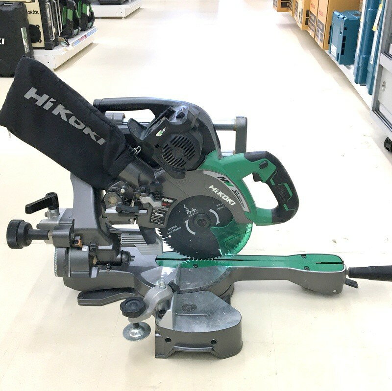 商品情報 メーカー HiKOKI(ハイコーキ) JANコード 4966376400867 型番 C3607DRA(K)(NN) ブランド HiKOKI(ハイコーキ) 　商品詳細&nbsp; HiKOKI(ハイコーキ) 36V 卓上スライド丸のこ C3607DRA(K)(NN) 本体のみ 刃径190mm 両傾斜 切断幅1尺 レーザーマーカー内蔵 蓄電池・充電器別売 チップソー黒鯱付き 中古品です。 使用、保管に伴うキズや汚れなどがあり、現状渡しとなります。画像にてご確認ください。 画像にあるものが全てです。 【※写真にないものは付属しておりません】 簡単な動作チェックはしておりますが、実際の現場作業の様な長時間の動作確認はしておりません。 ご理解の上お願い致します。 記載外の不具合や欠品部品が発生する場合がございます。 お客様都合による返品・交換は受け付けておりませんので、ご了承ください。 本商品を実際に使用されての事故、ケガ等につきましては当方は責任を負いかねます。 商品につきましての詳細は、メーカーホームページ等でお調べの上でご購入をお願いいたします。IT8K1Z2K23FC お取引について 商品発送 入金確認後、1～3営業日以内に発送いたします。 その他の注意事項 【領収書につきまして】 ・領収書は注文履歴からご自身での発行をお願いしております。 ・宛名はご注文者名、但書はご購入頂いた商品名が記載されます。 【送料につきまして】 ・商品を複数個ご購入の場合、個数ごとに送料が発生します。 ・送料はご注文後に店舗側で修正し、個数分のご請求となります。 予めご了承下さいますようお願いいたします。
