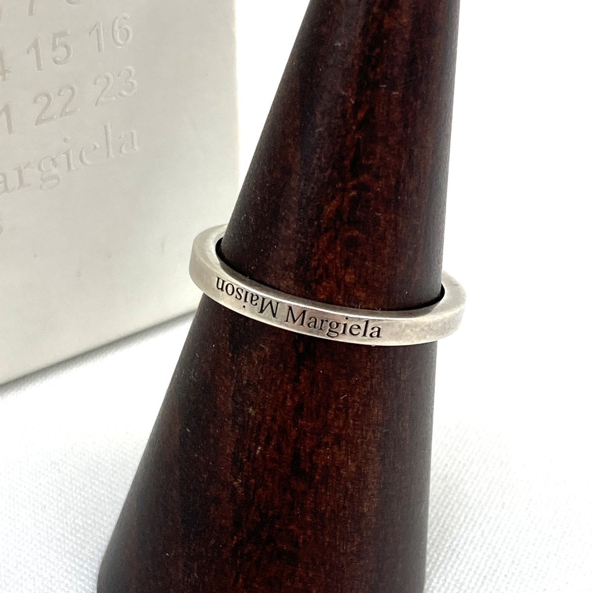 乐天商城 - 【中古】 Maison Margiela メゾン マルジェラ 指輪 リング SM2UQ0001 シルバー925 2mm幅 箱付き ロゴ刻印 アンティーク加工 Mサイズ 21号 アクセサリー ★SS451