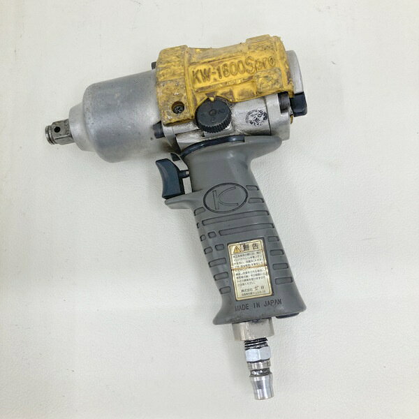 商品情報 メーカー 空研(Kuken) JANコード 4560246010714 型番 KW1600SPRO ブランド 空研(Kuken) 　商品詳細&nbsp; 空研 1/2インチ　超軽量インパクトレンチ(12.7mm角) KW1600SPRO 中古品です。 簡単な動作チェックはしておりますが、実作業での動作確認は行っておりません。ご了承の上でお願いします。 使用、経年、保管に伴う多少のキズ、汚れ、サビ等ございます。 記載外の不具合、欠品部品に気付かない場合もございます。 画像にある物が全てです。現状でのお渡しです。 状態と合わせて画像にてご確認ください。 本商品を実際に使用されての事故、ケガ等につきましては当方は責任を負いかねます。 元箱がございませんので持ち合わせの箱（リサイクル品の場合がございます）や、エアキャップで包装、梱包いたします。 離島・一部地域は送料に追加料金がかかる場合があります。 お客様都合による返品・交換は受け付けておりませんので、ご了承ください。 商品につきましての詳細は、メーカーホームページ等でお調べの上でご購入をお願いいたします。IT5YVR8R9OTC お取引について 商品発送 入金確認後、1～3営業日以内に発送いたします。 その他の注意事項 【領収書につきまして】 ・領収書は注文履歴からご自身での発行をお願いしております。 ・宛名はご注文者名、但書はご購入頂いた商品名が記載されます。 【送料につきまして】 ・商品を複数個ご購入の場合、個数ごとに送料が発生します。 ・送料はご注文後に店舗側で修正し、個数分のご請求となります。 予めご了承下さいますようお願いいたします。