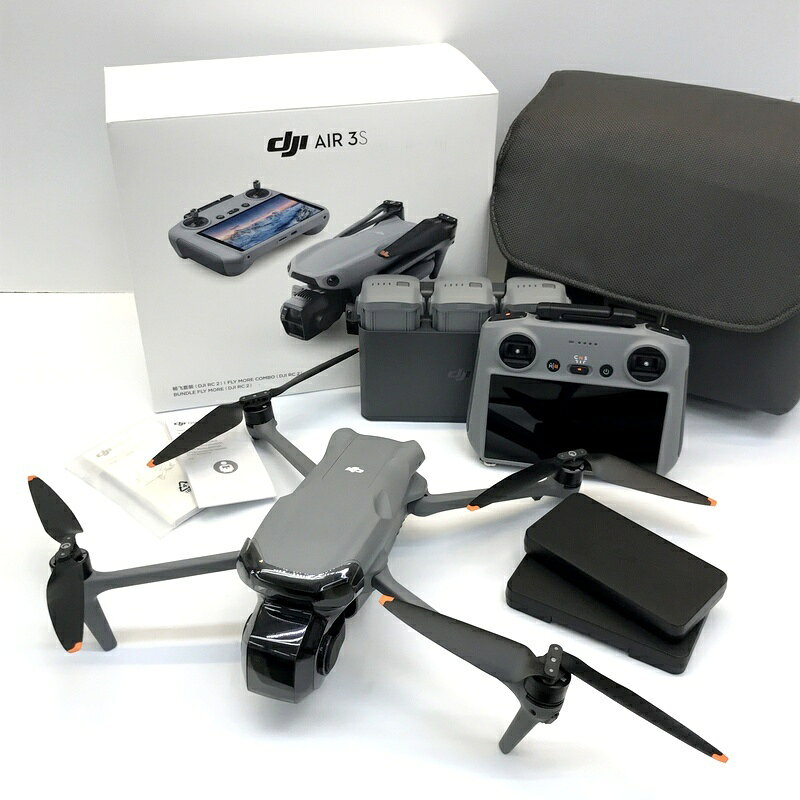 商品情報 メーカー DJI ディージェイアイ JANコード 型番 WA2343 ブランド DJI ディージェイアイ 　商品詳細&nbsp; DJI ディージェイアイ 3S Fly More コンボ DJI RC 2付属 WA2343 ドローン ショルダーバッグ付き 中古品です。 使用に伴う、擦れ、擦れキズ、汚れなどが見受けられますが、全体的にはダメージの少ない商品です。 通電のみ確認しており、USBケーブルは欠品しております。 すべての傷・汚れを写真に収めることが難しいため、あらかじめご了承ください。 あくまでも中古品の為、画像にない汚れや小キズ、その他ダメージ、経年による劣化などがある場合がございます。 お客様都合による返品などは受け付けておりませんので、ご了承くださいませ。 ■注意事項 現状でのお渡しとなりますので、ご購入の際は商品写真・説明をご確認の上、ご理解の程お願い致します。 分かる範囲での回答にはなりますが、気になる点がございましたら、ご購入の前にお問い合わせ下さい。 付属品などは掲載写真に映っている物が全てです。商品写真にてご確認下さい。ITTYP2U3R22S お取引について 商品発送 入金確認後、1～3営業日以内に発送いたします。 その他の注意事項 【領収書につきまして】 ・領収書は注文履歴からご自身での発行をお願いしております。 ・宛名はご注文者名、但書はご購入頂いた商品名が記載されます。 【送料につきまして】 ・商品を複数個ご購入の場合、個数ごとに送料が発生します。 ・送料はご注文後に店舗側で修正し、個数分のご請求となります。 予めご了承下さいますようお願いいたします。