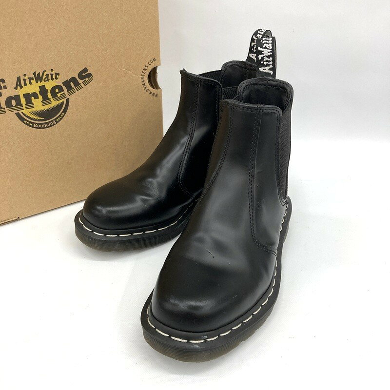 商品情報 メーカー JANコード 型番 ブランド 　商品詳細&nbsp; Dr. Martens ドクターマーチン チェルシーブーツ 2976 WHITE STITCH サイドゴアブーツ 箱付き UK5 24cm 靴 ランク：B 通常の着用に伴う使用感が見られますが、比較的良好な商品です。 履きじわ、アウトソールに汚れ、全体的に摩擦による、光沢の変化（スレ）、小傷ありです。 右足かかと側のホワイトステッチに、一部糸飛び（ほつれ・切れ）があります。（8枚目画像の右下参照 ※写真にないものは付属しておりません。 つま先の形状:ラウンドトゥ ブーツ丈:ショート 素材（生地・毛糸）:本革 個数:1 ファッションテイスト:カジュアル ブーツ種類:サイドゴアブーツ 靴のサイズ（UK）:5ITBOTEA3AD1K お取引について 商品発送 入金確認後、1～3営業日以内に発送いたします。 その他の注意事項 【領収書につきまして】 ・領収書は注文履歴からご自身での発行をお願いしております。 ・宛名はご注文者名、但書はご購入頂いた商品名が記載されます。 【送料につきまして】 ・商品を複数個ご購入の場合、個数ごとに送料が発生します。 ・送料はご注文後に店舗側で修正し、個数分のご請求となります。 予めご了承下さいますようお願いいたします。