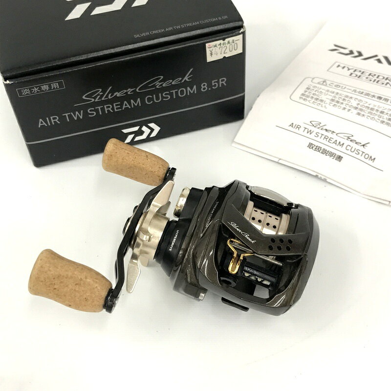 商品情報 メーカー DAIWA ダイワ JANコード 型番 00630252 ブランド DAIWA ダイワ 　商品詳細&nbsp; DAIWA ダイワ AIR TW STREAM CUSTOM 8.5R ベイトリール つり 釣り アウトドア レジャー フィッシング 釣具 中古品です。 使用に伴う、擦れキズ、小キズ、汚れなどが見受けられますが、全体的にはダメージの少ない商品です。 すべての傷・汚れを写真に収めることが難しいため、あらかじめご了承ください。 あくまでも中古品の為、画像にない汚れや小キズ、その他ダメージ、経年による劣化などがある場合がございます。 お客様都合での返品はお受けしておりませんので、ご理解のうえご購入をお願いいたします。 ■注意事項■ 現状でのお渡しとなりますので、ご購入の際は商品写真・説明をご確認の上、ご理解の程お願い致します。 分かる範囲での回答にはなりますが、気になる点がございましたら、ご購入の前にお問い合わせ下さい。 付属品などは掲載写真に映っている物が全てです。商品写真にてご確認下さい。 ☆リール 　・ボディ：擦れキズ、小キズ、汚れなど若干あり 　・スプール：擦れキズなどあり 　・ハンドル：擦れキズ、小傷などあり 　・クラッチ：動作問題なし 　・メカニカルブレーキ：動作問題なし 　・レベルワインダー：動作問題なし 　◎シャリ・ゴリ感：シャリ感少々ありITWB2MPXHME8 お取引について 商品発送 入金確認後、1～3営業日以内に発送いたします。 その他の注意事項 【領収書につきまして】 ・領収書は注文履歴からご自身での発行をお願いしております。 ・宛名はご注文者名、但書はご購入頂いた商品名が記載されます。 【送料につきまして】 ・商品を複数個ご購入の場合、個数ごとに送料が発生します。 ・送料はご注文後に店舗側で修正し、個数分のご請求となります。 予めご了承下さいますようお願いいたします。