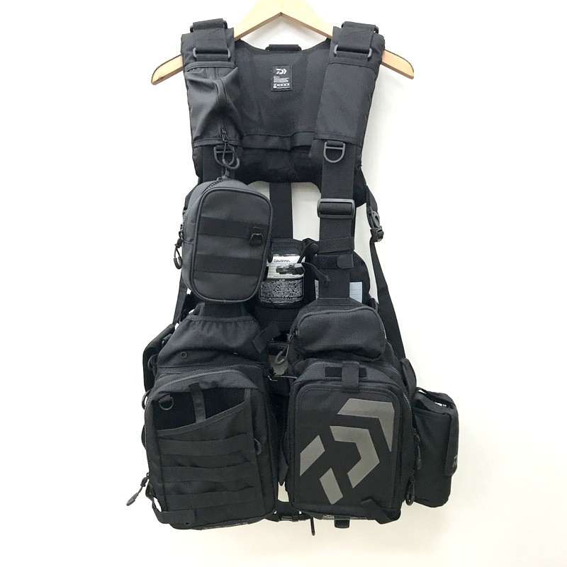 商品情報 メーカー DAIWA ダイワ JANコード 型番 DF-6122 ブランド DAIWA ダイワ 　商品詳細&nbsp; DAIWA ダイワ ベンチクールベストV DF-6122 フローティングジャケット ブラック フリーサイズ つり 釣り アウトドア フィッシング 中古品です。 着用感の他、擦れや汚れなどが見受けられますが、全体的にはダメージの少ない商品です。 すべての傷・汚れを写真に収めることが難しいため、あらかじめご了承ください。 あくまでも中古品の為、画像にない汚れや小キズ、その他ダメージ、経年による劣化などがある場合がございます。 お客様都合での返品はお受けしておりませんので、ご理解のうえご購入をお願いいたします。 ■注意事項■ 現状でのお渡しとなりますので、ご購入の際は商品写真・説明をご確認の上、ご理解の程お願い致します。 分かる範囲での回答にはなりますが、気になる点がございましたら、ご購入の前にお問い合わせ下さい。 付属品などは掲載写真に映っている物が全てです。商品写真にてご確認下さい。ITU0BB9RSTEA お取引について 商品発送 入金確認後、1～3営業日以内に発送いたします。 その他の注意事項 【領収書につきまして】 ・領収書は注文履歴からご自身での発行をお願いしております。 ・宛名はご注文者名、但書はご購入頂いた商品名が記載されます。 【送料につきまして】 ・商品を複数個ご購入の場合、個数ごとに送料が発生します。 ・送料はご注文後に店舗側で修正し、個数分のご請求となります。 予めご了承下さいますようお願いいたします。