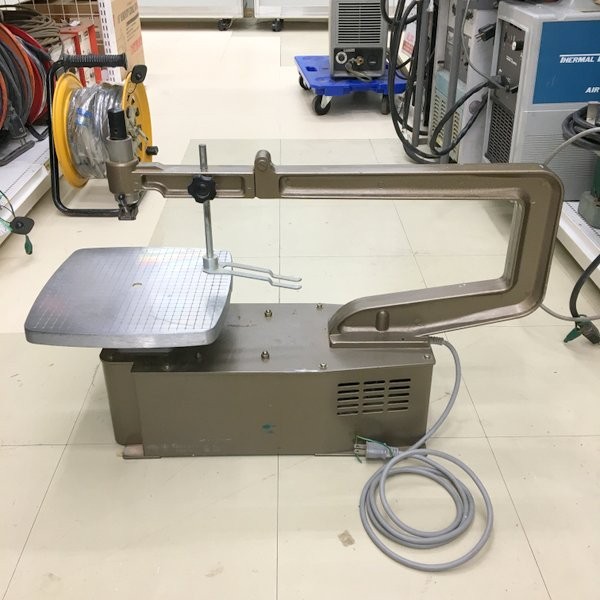 商品情報 メーカー JANコード 型番 ブランド 　商品詳細&nbsp; アサヒコーキ AK50 糸ノコ 中古品です。 使用、保管に伴うキズや汚れ、サビ、ペンキ跡などがございます。 画像にあるものが全てです。 【※写真にないものは付属しておりません】 簡単な動作チェックはしておりますが、実際の現場作業の様な長時間の動作確認はしておりません。 ご理解の上お願い致します。 記載外の不具合や欠品部品が発生する場合がございます。 お客様都合による返品・交換は受け付けておりませんので、ご了承ください。 本商品を実際に使用されての事故、ケガ等につきましては当方は責任を負いかねます。 商品につきましての詳細は、メーカーホームページ等でお調べの上でご購入をお願いいたします。ITTZDCEI6NLK お取引について 商品発送 入金確認後、1～3営業日以内に発送いたします。 その他の注意事項 【領収書につきまして】 ・領収書は注文履歴からご自身での発行をお願いしております。 ・宛名はご注文者名、但書はご購入頂いた商品名が記載されます。 【送料につきまして】 ・商品を複数個ご購入の場合、個数ごとに送料が発生します。 ・送料はご注文後に店舗側で修正し、個数分のご請求となります。 予めご了承下さいますようお願いいたします。