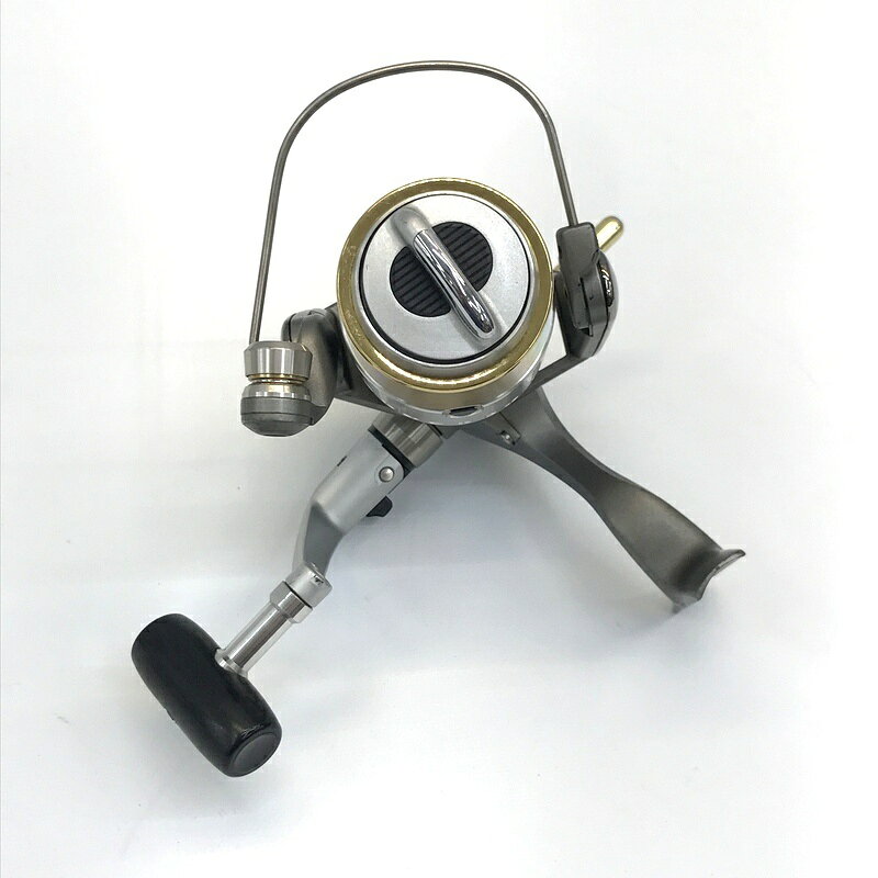 商品情報 メーカー SHIMANO シマノ JANコード 型番 ステラ 3000 010544 ブランド SHIMANO シマノ 　商品詳細&nbsp; SHIMANO シマノ 95ステラ 3000 010544 スピニングリール つり 釣り アウトドア フィッシング 釣具 中古品です。 使用に伴う、擦れキズ、キズ、塗装剥げ、汚れなどが非常に多く見受けられる商品です。 すべての傷・汚れを写真に収めることが難しいため、あらかじめご了承ください。 あくまでも中古品の為、画像にない汚れや小キズ、その他ダメージ、経年による劣化などがある場合がございます。 お客様都合での返品はお受けしておりませんので、ご理解のうえご購入をお願いいたします。。 商品につきましての詳細は、メーカーホームページ等でお調べの上でご購入をお願いいたします。 ■注意事項■ 現状でのお渡しとなりますので、ご購入の際は商品写真・説明をご確認の上、ご理解の程お願い致します。 分かる範囲での回答にはなりますが、気になる点がございましたら、ご購入の前にお問い合わせ下さい。 付属品などは掲載写真に映っている物が全てです。商品写真にてご確認下さい。 ☆リール 　・ボディ：擦れキズ、キズ、塗装剥げ、汚れなどあり 　・スプール：キズ、汚れなどあり 　・ベールアーム：動作問題なし 　・ラインローラー：動作問題なし 　・ドラグノブ：動作問題なし 　・ハンドル：キズ、汚れあり 　・リールフット： キズあり 　◎シャリ・ゴリ感：共にありIT5RAYY8BTBE お取引について 商品発送 入金確認後、1～3営業日以内に発送いたします。 その他の注意事項 【領収書につきまして】 ・領収書は注文履歴からご自身での発行をお願いしております。 ・宛名はご注文者名、但書はご購入頂いた商品名が記載されます。 【送料につきまして】 ・商品を複数個ご購入の場合、個数ごとに送料が発生します。 ・送料はご注文後に店舗側で修正し、個数分のご請求となります。 予めご了承下さいますようお願いいたします。