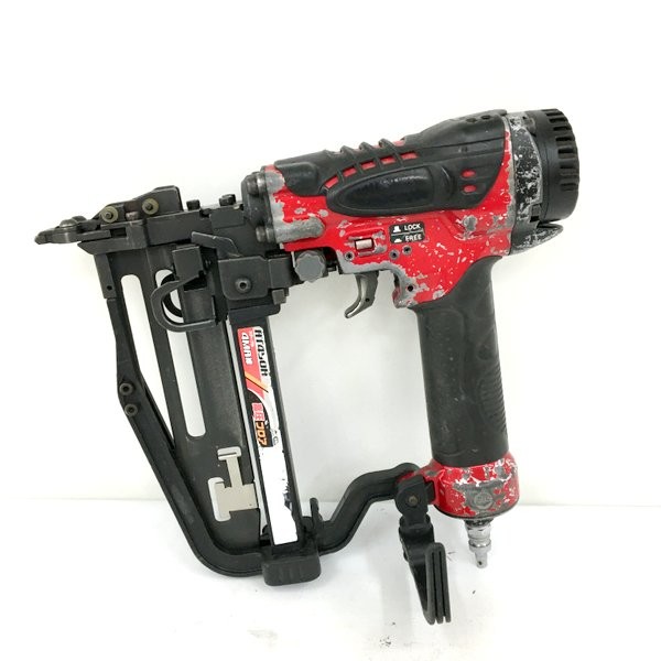 商品情報 メーカー マキタ(makita) JANコード 0088381092869 型番 AT450H ブランド マキタ(makita) 　商品詳細&nbsp; マキタ(makita) 高圧フロアタッカ AT450H 中古品です。 使用、保管に伴うキズや汚れ、サビなどがございます。 画像にあるものが全てです。 【※写真にないものは付属しておりません】 簡単な動作チェックはしておりますが、実際の現場作業の様な長時間の動作確認はしておりません。 ご理解の上お願い致します。 記載外の不具合や欠品部品が発生する場合がございます。 お客様都合による返品・交換は受け付けておりませんので、ご了承ください。 本商品を実際に使用されての事故、ケガ等につきましては当方は責任を負いかねます。 商品につきましての詳細は、メーカーホームページ等でお調べの上でご購入をお願いいたします。ITBVX2LQ5IN8 お取引について 商品発送 入金確認後、1～3営業日以内に発送いたします。 その他の注意事項 【領収書につきまして】 ・領収書は注文履歴からご自身での発行をお願いしております。 ・宛名はご注文者名、但書はご購入頂いた商品名が記載されます。 【送料につきまして】 ・商品を複数個ご購入の場合、個数ごとに送料が発生します。 ・送料はご注文後に店舗側で修正し、個数分のご請求となります。 予めご了承下さいますようお願いいたします。