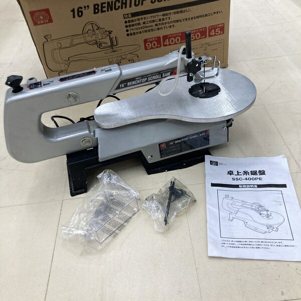 商品情報 メーカー SK11(エスケー11) JANコード 4977292499033 型番 SSC-400PE ブランド SK11(エスケー11) 　商品詳細&nbsp; 藤原産業 SK11 卓上糸鋸盤 400mm SSC-400PE 100V PSEマークは確認できております。 中古品です。 実作業での動作確認は行っておりません。ご了承の上でお願いします。 使用、経年、保管に伴うキズ、汚れ等ございます。 記載外の不具合、欠品部品に気付かない場合もございます。 画像にある物が全てです。現状でのお渡しです。 状態と合わせて画像にてご確認ください。 本商品を実際に使用されての事故、ケガ等につきましては当方は責任を負いかねます。 外箱に伝票を貼り付けて発送する予定です。 離島・一部地域は送料に追加料金がかかる場合があります。 お客様都合による返品・交換は受け付けておりませんので、ご了承ください。 商品につきましての詳細は、メーカーホームページ等でお調べの上でご購入をお願いいたします。ITEH98HU75AQ お取引について 商品発送 入金確認後、1～3営業日以内に発送いたします。 その他の注意事項 【領収書につきまして】 ・領収書は注文履歴からご自身での発行をお願いしております。 ・宛名はご注文者名、但書はご購入頂いた商品名が記載されます。 【送料につきまして】 ・商品を複数個ご購入の場合、個数ごとに送料が発生します。 ・送料はご注文後に店舗側で修正し、個数分のご請求となります。 予めご了承下さいますようお願いいたします。