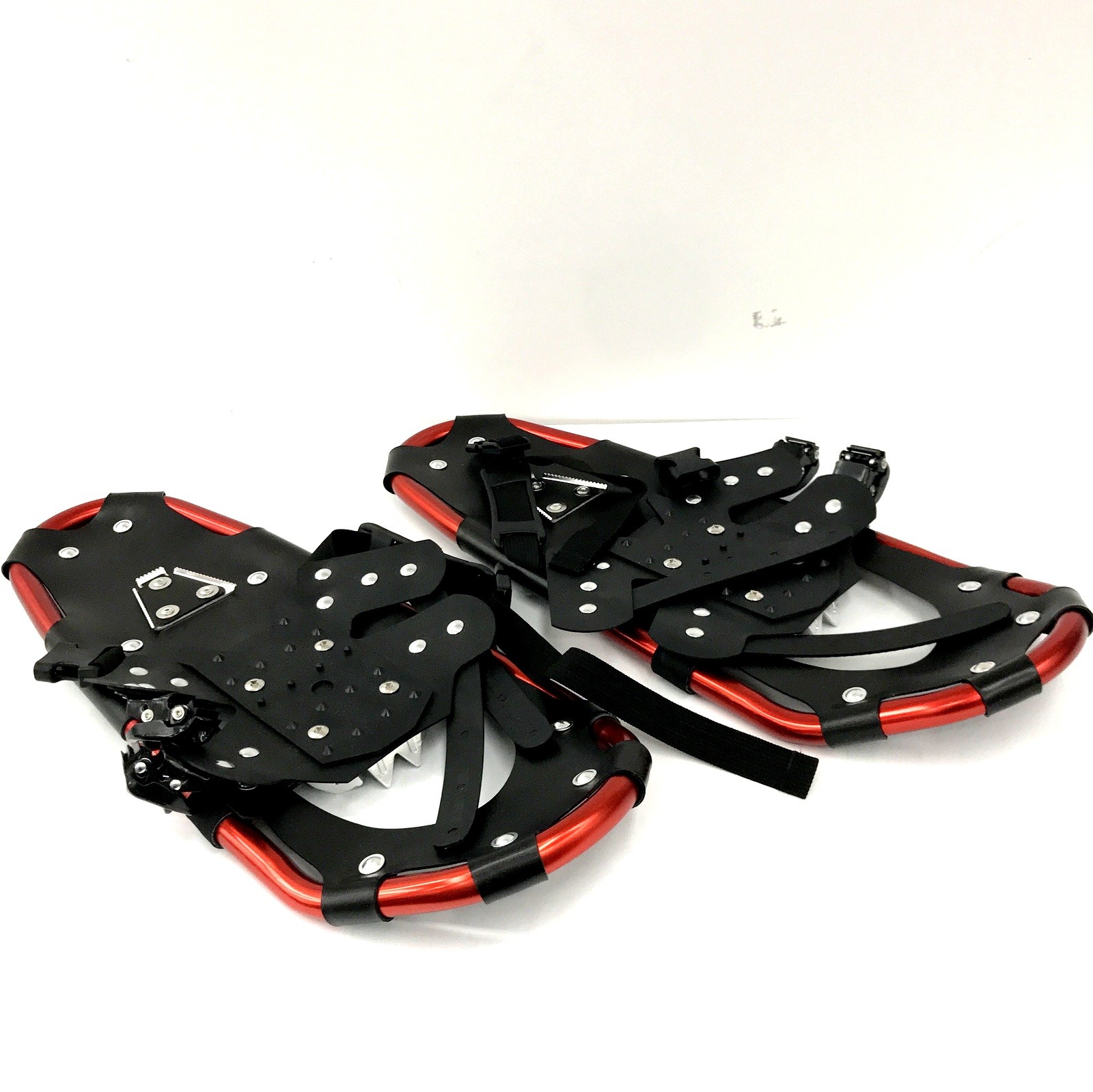 商品情報 メーカー ベルモント(Belmont) JANコード 4540095050789 型番 BS-078 ブランド Belmont(ベルモント) 　商品詳細&nbsp; Belmont ベルモント アルミスノーシュー BS-078 レッド M 洋式かんじき スノーシュー ■注意事項 現状でのお渡しとなりますので、ご購入の際は商品写真・説明をご確認の上、ご理解の程お願い致します。 分かる範囲での回答にはなりますが、気になる点がございましたら、ご購入の前にお問い合わせ下さい。 付属品などは掲載写真に映っている物が全てです。商品写真にてご確認下さい。 ■商品詳細 中古品です。 使用に伴う、擦れキズ、キズ、汚れなどが見受けられます。 画像と併せてご確認くださいませ。 すべての傷・汚れを写真に収めることが難しいため、あらかじめご了承ください。 あくまでも中古品の為、画像にない汚れや小キズ、その他ダメージ、経年による劣化などがある場合がございます。 お客様都合による返品などは受け付けておりませんので、ご了承くださいませ。 ※写真にないものは付属しておりません。 商品につきましての詳細は、メーカーホームページ等でお調べの上でご購入をお願いいたします。 サイズ：約（幅）21 ×（全長）53 cm 重量：約 795 g（片方） 対応シューズサイズ：24.5 ～ 28.5 cm 迄ITUKPA06HDKO お取引について 商品発送 入金確認後、1～3営業日以内に発送いたします。 その他の注意事項 【領収書につきまして】 ・領収書は注文履歴からご自身での発行をお願いしております。 ・宛名はご注文者名、但書はご購入頂いた商品名が記載されます。 【送料につきまして】 ・商品を複数個ご購入の場合、個数ごとに送料が発生します。 ・送料はご注文後に店舗側で修正し、個数分のご請求となります。 予めご了承下さいますようお願いいたします。