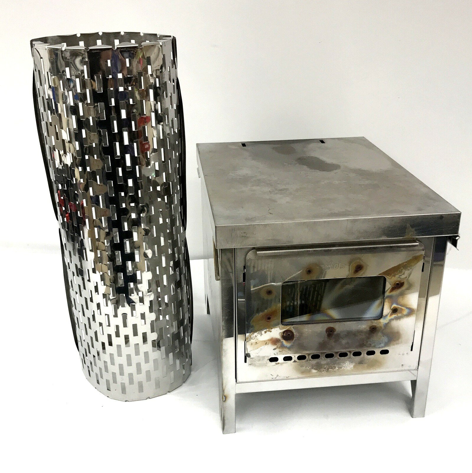 商品情報 メーカー JANコード 型番 ブランド 　商品詳細&nbsp; 笑's ショウズ FD薪ストーブ 焚き火の箱 easy neo 煙突付きストーブ 薪ストーブ ■注意事項 現状でのお渡しとなりますので、ご購入の際は商品写真・説明をご確認の上、ご理解の程お願い致します。 分かる範囲での回答にはなりますが、気になる点がございましたら、ご購入の前にお問い合わせ下さい。 付属品などは掲載写真に映っている物が全てです。商品写真にてご確認下さい。 ■商品詳細 中古品です。 使用感の他、傷や汚れなどが目立つ商品です 画像と併せてご確認くださいませ。 すべての傷・汚れを写真に収めることが難しいため、あらかじめご了承ください。 あくまでも中古品の為、画像にない汚れや小キズ、その他ダメージ、経年による劣化などがある場合がございます。 お客様都合による返品などは受け付けておりませんので、ご了承くださいませ。 ※写真にないものは付属しておりません。 商品につきましての詳細は、メーカーホームページ等でお調べの上でご購入をお願いいたします。 組立サイズ：約 310mm（煙突受け含まず）× 240mm × 252mm（煙突別） 収納サイズ：約 310mm × 240mm × 60mm（煙突別） 炉内奥行き：約 280mm 重量：約 2.4kg（本体のみ、煙突別）ITP4JRS478W8 お取引について 商品発送 入金確認後、1～3営業日以内に発送いたします。 その他の注意事項 【領収書につきまして】 ・領収書は注文履歴からご自身での発行をお願いしております。 ・宛名はご注文者名、但書はご購入頂いた商品名が記載されます。 【送料につきまして】 ・商品を複数個ご購入の場合、個数ごとに送料が発生します。 ・送料はご注文後に店舗側で修正し、個数分のご請求となります。 予めご了承下さいますようお願いいたします。