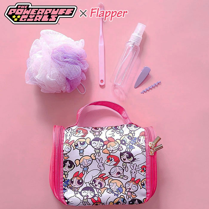 メーカー希望小売価格はメーカー商品タグに基づいて掲載しています ■ パジャマパーティを楽しむガールズのイラストがキュート♪ 便利なハンギングポーチが新登場！ ■ フックでかけられるタイプなので、アメニティなどを入れて家の洗面所ではもちろん、旅行先やジムでも大活躍です！ ■ サイズ・・・たて約14cm×よこ約19cm×まち6.5cm ※メーカー表記サイズ ■ 素材：ポリエステル ■ PCモニターの画質や環境により、写真と実物の色味が多少異なる場合がございますのでご了承ください。 ※ 当商品は送料無料となりますが、大変申し訳ありませんが沖縄県は別途1600円かかります。システムの都合上、ご注文時の送料は自動計算のため0円表示となりますが、後ほど1600円を加算した合計金額をご案内させて頂きますので、ご了承くださいますようお願い致します。(離島地域も別途送料が加算されます。加算送料は商品の大きさや地域により異なりますので、注文確定後に加算送料のご連絡を行わせていただき、お客様のご了承後の発送となります。何卒宜しくお願いいたします。) △FLAPPERの商品について△当店で販売しております「FLAPPER」の商品はすべて正規品です。ブランドの販売元より直接仕入れておりますのでご安心ください。オークションサイトや転売サイト等では偽物の出品も見受けられておりますので、模倣品・偽物にご注意ください。