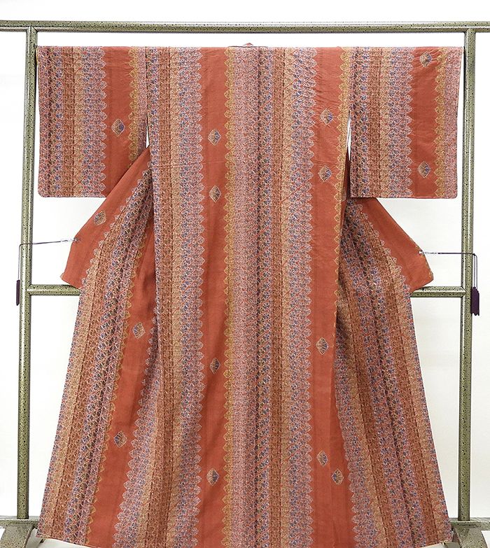 ＼ポイント10倍／紬 未着用超美品 正絹 手加工本絞り 縦縞幾何花模様 紬 未使用 新古品 着物 d0132