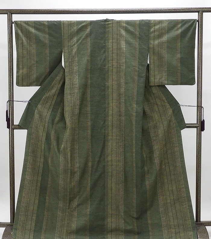 ■□■□■□■□■□■□■□■□■□■□■□■□ 【商品説明】 正絹・古結城紬です。 深緑色地にベージュや柿朱などで亀甲縦縞模様が柄付けされています。 自分流のこだわりをさりげなく表現できる上品な結城紬です。 ◆生地：正絹 ◆胴裏：正絹 ◆...