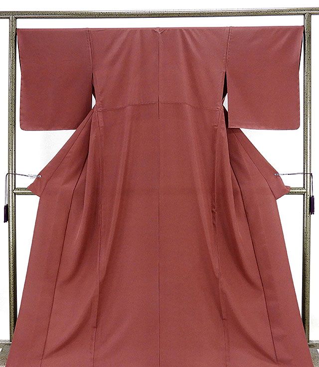 ■□■□■□■□■□■□■□■□■□■□■□■□ 【商品説明】 正絹・単衣の江戸小紋です。 エンジ色地に鮫模様が柄付けされています。 無地調でおしゃれな草木染の単衣江戸小紋です。 ◆生地：正絹 ◆手縫仕立 【状態】 新品仕立済みで染みや汚れ...