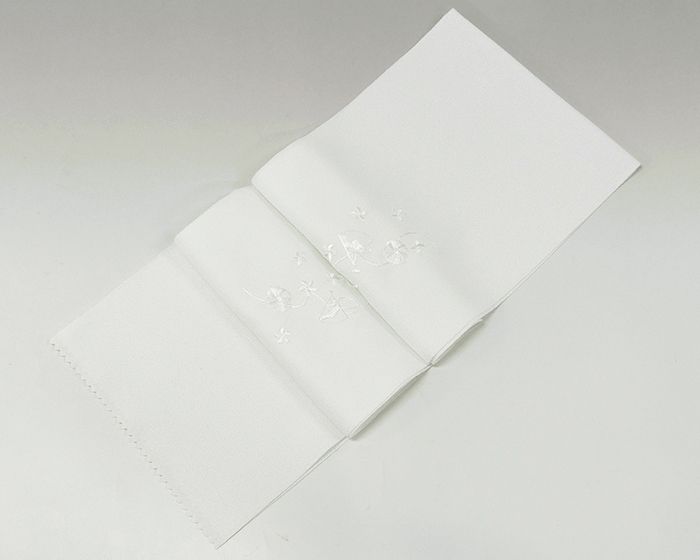 ■□■□■□■□■□■□■□■□■□■ 【商品説明】 ポリエステルの刺繍半衿です。 衿元を美しくお洒落に。。。 ◆白地／柄：菊・扇 刺繍色：白糸 ■素材 生地：ポリエステル100％ 刺繍：レーヨン100％ ■日本製（丹後製） ■新品■ ■□■□■□■□■□■□■□■□■□■◆◇新品からリサイクル・中古まで。。着物や帯・和装小物が勢揃い。。◆◇
