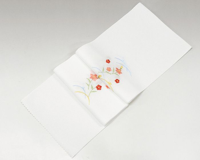 ■□■□■□■□■□■□■□■□■□■ 【商品説明】 ポリエステルの刺繍半衿です。 衿元を美しくお洒落に。。。 ◆白地／柄：桔梗・露芝 刺繍色：コーラルピンク・水色・卵色・白緑 　 ■素材 生地：ポリエステル100％ 刺繍：レーヨン100％ ■日本製（丹後製） ■新品■ ■□■□■□■□■□■□■□■□■□■◆◇新品からリサイクル・中古まで。。着物や帯・和装小物が勢揃い。。◆◇