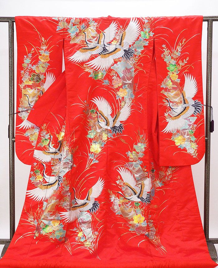 ■□■□■□■□■□■□■□■□■□■□■□■□ 【商品説明】 合繊・色打掛です。 ネオンレッド地にオフホワイトやオレンジ・グレーなどの多色刺繍や彩箔・金糸で舞鶴四季花模様が柄付けされています。 めでたさを象徴する人気の赤を基調に、咲き誇る満開の花々や舞鶴模様が晴れの日の花嫁を優しく包み込みます。 ◆生地：合繊 ◆胴裏：合繊 ◆ハイテク仕立 【状態】 左袖に1センチのペン汚れがありますが、着用時には目立つようなことはありません。 【寸法】身丈187.5cm／裄丈65.5cm／袖丈106.5cm／前幅25cm／後幅32cm 身丈4尺9寸5分／裄丈1尺7寸3分／袖丈2尺8寸／前幅6寸6分／後幅8寸5分 広衿／裄出し不可能／身丈は肩からの寸法です。 ●TPO：【フォーマル/礼装】結婚式・披露宴・etc ■仕立済み・リサイクル品■ ■□■□■□■□■□■□■□■□■□■□■□■□◆◇新品からリサイクル・中古まで。。着物や帯・和装小物が勢揃い。。◆◇