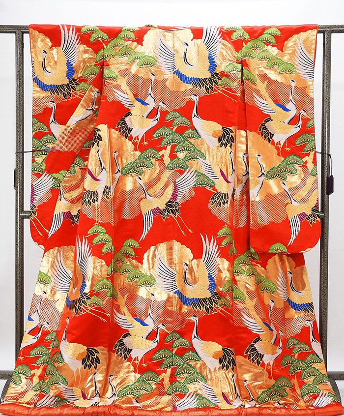 ■□■□■□■□■□■□■□■□■□■□■□■□ 【商品説明】 正絹・色打掛です。 赤色地に紫やブルー・グリーンなどの多色刺繍や金銀糸で舞鶴松模様が柄付けされています。 おめでたい舞鶴模様が寿ぎのときを華やかに彩る豪華な色打掛です。 ◆生地：正絹 ◆胴裏：合繊 ◆ハイテク仕立 【状態】 胴裏の衿付け下にマジックで数字が記載されているのと、袖に小さな黒い点汚れが所々あり、裾吹きの妻に5ミリの摺り切れが3ヶ所あります。 【寸法】身丈181cm／裄丈64.5cm／袖丈105cm／前幅28.5cm／後幅30.5cm 身丈4尺7寸8分／裄丈1尺7寸／袖丈2尺7寸8分／前幅7寸5分／後幅8寸 広衿／裄出し不可能／身丈は肩からの寸法です。 ●TPO：【フォーマル/礼装】結婚式・披露宴・etc ■仕立済み・リサイクル品■ ■□■□■□■□■□■□■□■□■□■□■□■□◆◇新品からリサイクル・中古まで。。着物や帯・和装小物が勢揃い。。◆◇