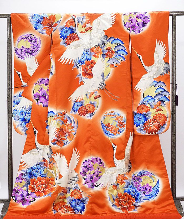 ■□■□■□■□■□■□■□■□■□■□■□■□ 【商品説明】 正絹・色打掛です。 朱色地にブルーや紫・朱赤などの多色や刺繍・金箔・金糸で舞鶴四季花丸模様が柄付けされています。 おめでたい舞鶴模様が寿ぎのときを華やかに彩るアンティークの着物のような独特の風合いのある打掛。 ◆生地：正絹 ◆胴裏：正絹 ◆ハイテク仕立 【状態】 裾吹きの妻に5ミリ程の擦り切れが2ヶ所あるのと、金箔剥がれが所々あり、全体にくすみ汚れがあります。 ※練習用などにおすすめです。 【寸法】身丈184cm／裄丈67cm／袖丈104.5cm／前幅25cm／後幅31.5cm 身丈4尺8寸6分／裄丈1尺7寸8分／袖丈2尺7寸5分／前幅6寸6分／後幅8寸3分 広衿／裄出し不可能／身丈は肩からの寸法です。 ●TPO：【フォーマル/礼装】結婚式・披露宴・etc ■仕立済み・リサイクル品■ ■□■□■□■□■□■□■□■□■□■□■□■□◆◇新品からリサイクル・中古まで。。着物や帯・和装小物が勢揃い。。◆◇