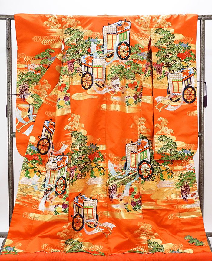 ■□■□■□■□■□■□■□■□■□■□■□■□ 【商品説明】 正絹・色打掛です。 柿朱色地に紫やピンク・グリーンなどの多色刺繍や金糸で四季花御所車模様が柄付けされています。 吉祥文様など古典的な柄行で、大変おめでたい柄付けの豪華な打掛です。 ◆生地：正絹 ◆胴裏：正絹 ◆ハイテク仕立 【状態】 目立つ染みや汚れなどは無い良品です。 【寸法】身丈189cm／裄丈65.5cm／袖丈106cm／前幅27.5cm／後幅32cm 身丈5尺／裄丈1尺7寸3分／袖丈2尺8寸／前幅7寸4分／後幅8寸5分 広衿／裄出し不可能／身丈は肩からの寸法です。 ●TPO：【フォーマル/礼装】結婚式・披露宴・etc ■仕立済み・リサイクル品■ ■□■□■□■□■□■□■□■□■□■□■□■□◆◇新品からリサイクル・中古まで。。着物や帯・和装小物が勢揃い。。◆◇