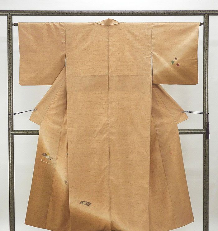 ■□■□■□■□■□■□■□■□■□■□■□■□ 【商品説明】 正絹・紬訪問着です。 渋め小麦色(江戸茶)地に茶色の裾ぼかしと多色の蓑虫工芸で流水や草花模様が柄付けされています。 さが美ニューはればれ加工済です。 紬訪問着です。 ◆生地：正絹 ◆胴裏：正絹 ◆手縫仕立 【状態】 目立つ染みや汚れなどはありません。 【寸法】身丈150.5cm／裄丈63.5cm／袖丈45cm／前巾24.5cm／後巾30.5cm 身丈3尺9寸8分／裄丈1尺6寸8分／袖丈1尺1寸8分／前巾6寸5分／後巾8寸 広衿／裄出し3cm可能／身丈は肩からの寸法です。 ■仕立済み・リサイクル品■ ■□■□■□■□■□■□■□■□■□■□■□■□◆◇新品からリサイクル・中古まで。。着物や帯・和装小物が勢揃い。。◆◇