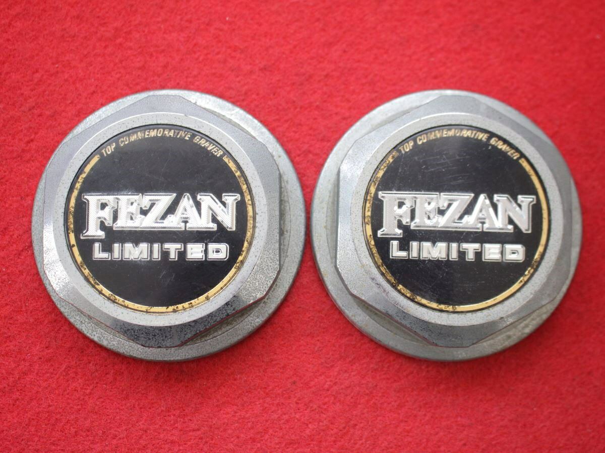 ●商品情報 FEZAN LIMITEDキャップ2枚の出品です。全体的にキズ、全体的にシミ、ハゲ、サビ、変色又はくすみがあります。プラスチック製、黒色、メッキ色です。☆キャップを傷つけて.しまった方、破損してしまった方、いつの間にか知らないうちに飛んで行って失くしてしまった方、経年劣化により使用出来なくなってしまった方など、単品でお探しの方におススメです！！☆【寸法・程度について】【程度について】キズ等の程度につきましては画像にてご確認ください。表記は省略させて頂いておりますのでご了解ください。【寸法】※すべて実測値です画像にてご確認下さい。測定個所は下記の部分となります。全幅(直径)・裏面取付部径・厚さ(高さ)ジャンクCP5203531送料 1100円（税込） 社外 キャップ 商品番号 P005203531 （お問い合わせの際にはこの番号をお伝え下さい） 部品名 キャップ 証明書 無 保証書 なし 取扱説明書 無 当店評価 ジャンクC スペック 送料（税別） 1,000円 ※沖縄県や離島の場合は中継料が加算されます 当店は中古専門店です。商品画像をよくご確認の上ご購入下さい。 お気に召しませんでしたか？ 当店には数万点の商品があります。 他の商品もぜひご検討ください。 この店舗の他の商品も見てみる