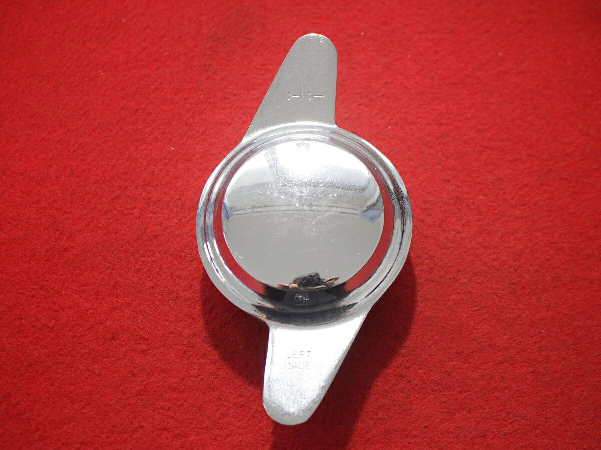 ●商品情報 デイトン Dayton DAYTON 左・L・LEFT中古キャップ1枚の出品です。全体的にキズ、全体的にシミ、変色又はくすみがあります。鉄製、メッキ色です。刻印 9223-R☆キャップを傷つけてしまった方、破損してしまった方、いつの間にか知らないうちに飛んで行って失くしてしまった方、経年劣化により使用出来なくなってしまった方など、単品でお探しの方におススメです！！☆【寸法・程度について】【程度について】キズ等の程度につきましては画像にてご確認ください。表記は省略させて頂いておりますのでご了解ください。【寸法】※すべて実測値です画像にてご確認下さい。測定個所は下記の部分となります。全幅(直径)・裏面取付部径・厚さ(高さ)ジャンクCP5203743送料 1100円（税込） 社外 キャップ 商品番号 P005203743 （お問い合わせの際にはこの番号をお伝え下さい） 部品名 キャップ 証明書 無 保証書 なし 取扱説明書 無 当店評価 ジャンクC スペック 送料（税別） 1,000円 ※沖縄県や離島の場合は中継料が加算されます 当店は中古専門店です。商品画像をよくご確認の上ご購入下さい。 お気に召しませんでしたか？ 当店には数万点の商品があります。 他の商品もぜひご検討ください。 この店舗の他の商品も見てみる