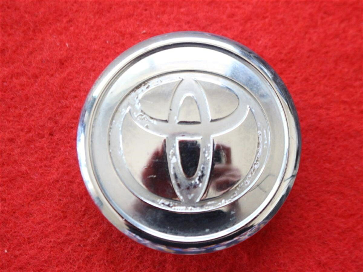●商品情報 トヨタ中古センターキャップ1枚の出品です。全体的にシミ、付着物、変色又はくすみがあります。プラスチック製、メッキ色です。刻印 ＞PPE+PS< ☆キャップを傷つけてしまった方、破損してしまった方、いつの間にか知らないうちに飛んで行って失くしてしまった方、経年劣化により使用出来なくなってしまった方など、単品でお探しの方におススメです！！☆【寸法・程度について】【程度について】キズ等の程度につきましては画像にてご確認ください。表記は省略させて頂いておりますのでご了解ください。【寸法】※すべて実測値です画像にてご確認下さい。測定個所は下記の部分となります。全幅(直径)・裏面取付部径・厚さ(高さ)ジャンクBP5201032商品 1000円+消費税 送料 1000円+消費税 トヨタ 純正キャップ 商品番号 P005201032 （お問い合わせの際にはこの番号をお伝え下さい） 部品名 純正キャップ 証明書 無 保証書 なし 取扱説明書 無 当店評価 ジャンクB スペック 送料（税別） 1,000円 ※沖縄県や離島の場合は中継料が加算されます 当店は中古専門店です。商品画像をよくご確認の上ご購入下さい。 お気に召しませんでしたか？ 当店には数万点の商品があります。 他の商品もぜひご検討ください。 この店舗の他の商品も見てみる