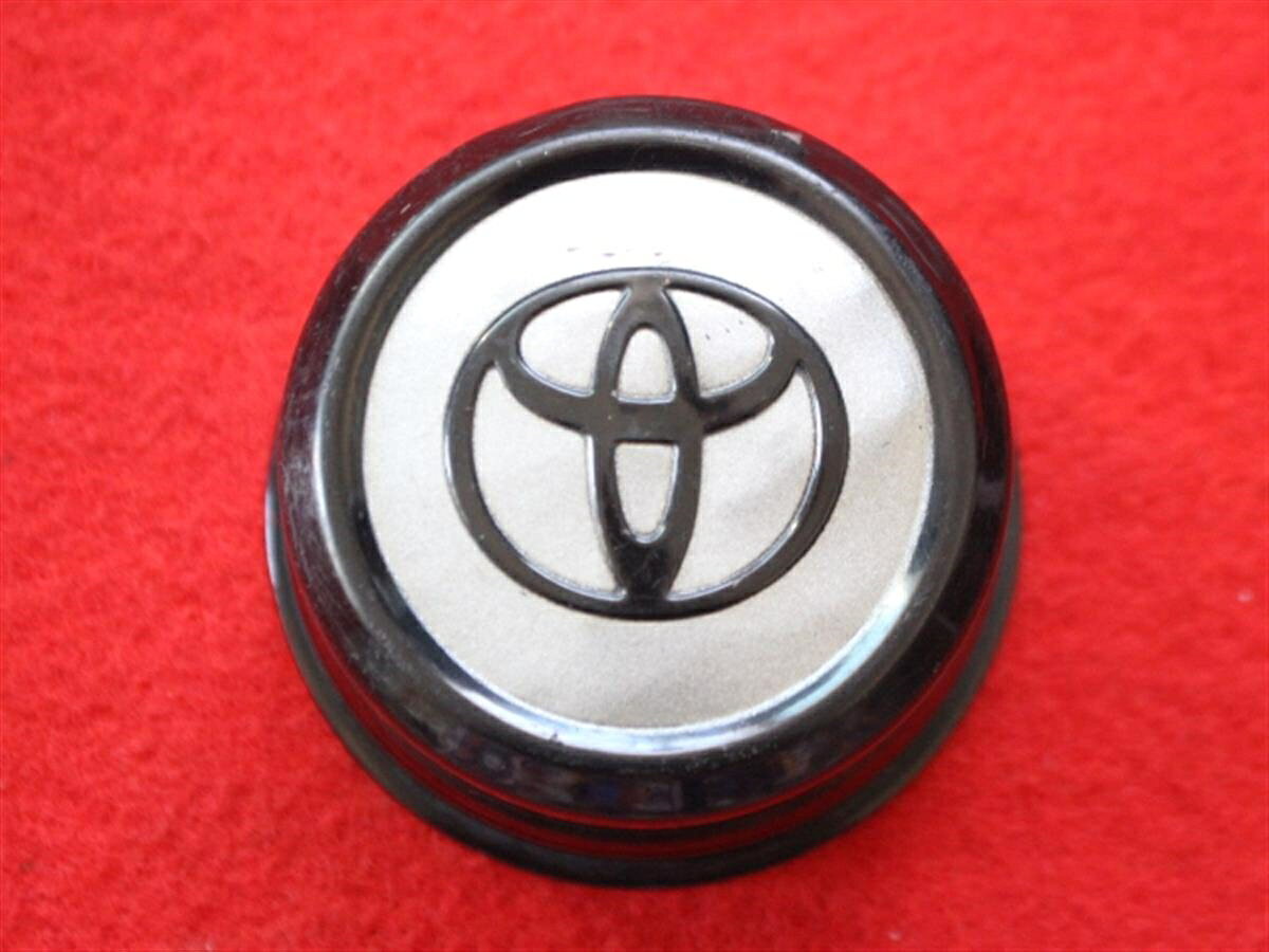 ●商品情報 トヨタ中古センターキャップ1枚の出品です。全体的にキズ、歪み、変色又はくすみがあります。アルミ製、銀色、黒色です。☆キャップを傷つけてしまった方、破損してしまった方、いつの間にか知らないうちに飛んで行って失くしてしまった方、経年劣化により使用出来なくなってしまった方など、単品でお探しの方におススメです！！☆【寸法・程度について】【程度について】キズ等の程度につきましては画像にてご確認ください。表記は省略させて頂いておりますのでご了解ください。【寸法】※すべて実測値です画像にてご確認下さい。測定個所は下記の部分となります。全幅(直径)・裏面取付部径・厚さ(高さ)ジャンクCP5201035商品 1000円+消費税 送料 1000円+消費税 トヨタ 純正キャップ 商品番号 P005201035 （お問い合わせの際にはこの番号をお伝え下さい） 部品名 純正キャップ 証明書 無 保証書 なし 取扱説明書 無 当店評価 ジャンクC スペック 送料（税別） 1,000円 ※沖縄県や離島の場合は中継料が加算されます 当店は中古専門店です。商品画像をよくご確認の上ご購入下さい。 お気に召しませんでしたか？ 当店には数万点の商品があります。 他の商品もぜひご検討ください。 この店舗の他の商品も見てみる