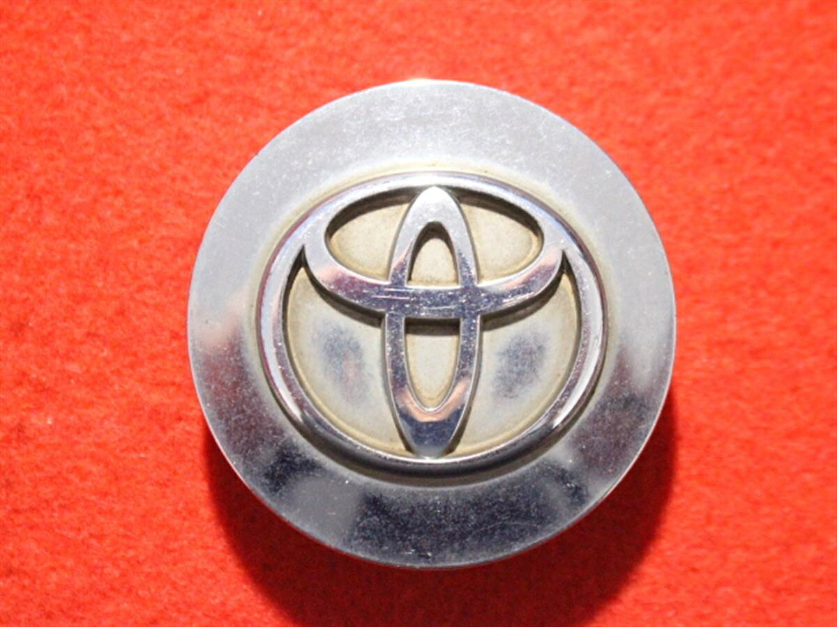 ●商品情報 トヨタ中古センターキャップ1枚の出品です。全体的にキズ、全体的に変色又はくすみがあります。プラスチック製、メッキ色です刻印 2148 >PPE+PS<☆キャップを傷つけてしまった方、破損してしまった方、いつの間にか知らないうちに飛んで行って失くしてしまった方、経年劣化により使用出来なくなってしまった方など、単品でお探しの方におススメです！！☆【寸法・程度について】【程度について】キズ等の程度につきましては画像にてご確認ください。表記は省略させて頂いておりますのでご了解ください。【寸法】※すべて実測値です画像にてご確認下さい。測定個所は下記の部分となります。全幅(直径)・裏面取付部径・厚さ(高さ)ジャンクBP5201057商品 500円+消費税 送料 1000円+消費税 トヨタ 純正キャップ 商品番号 P005201057 （お問い合わせの際にはこの番号をお伝え下さい） 部品名 純正キャップ 証明書 無 保証書 なし 取扱説明書 無 当店評価 ジャンクB スペック 送料（税別） 1,000円 ※沖縄県や離島の場合は中継料が加算されます 当店は中古専門店です。商品画像をよくご確認の上ご購入下さい。 お気に召しませんでしたか？ 当店には数万点の商品があります。 他の商品もぜひご検討ください。 この店舗の他の商品も見てみる